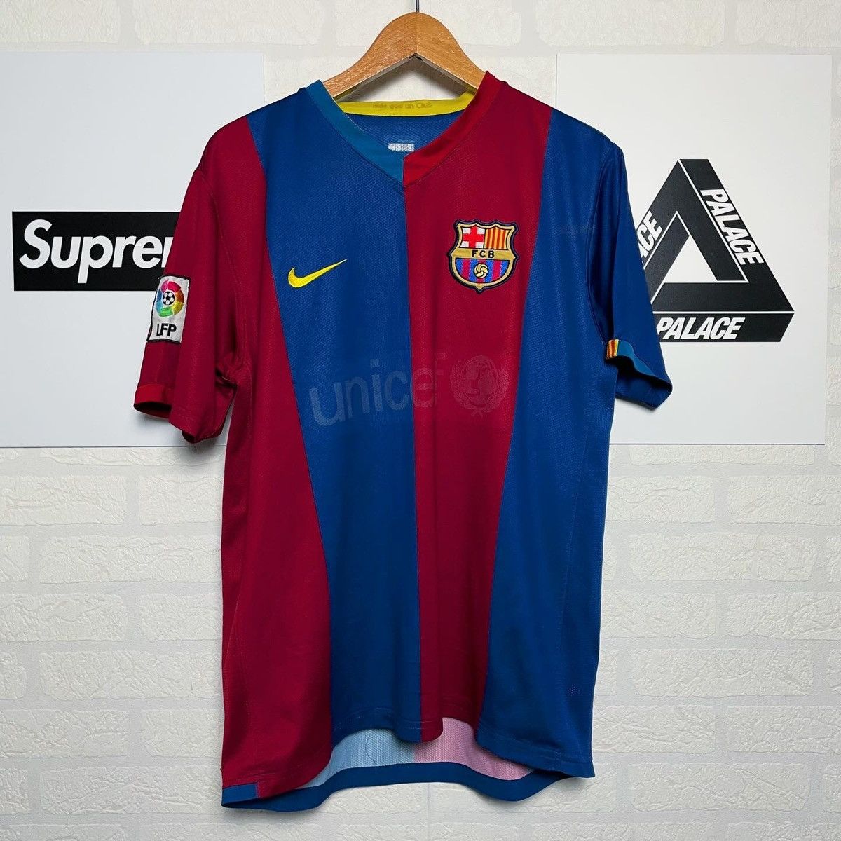 Nike FC Barcelona Vintage Nike 2006-2007 home soccer Jersey Size US S / EU 44-46 / 1 - 1 Thumbnail