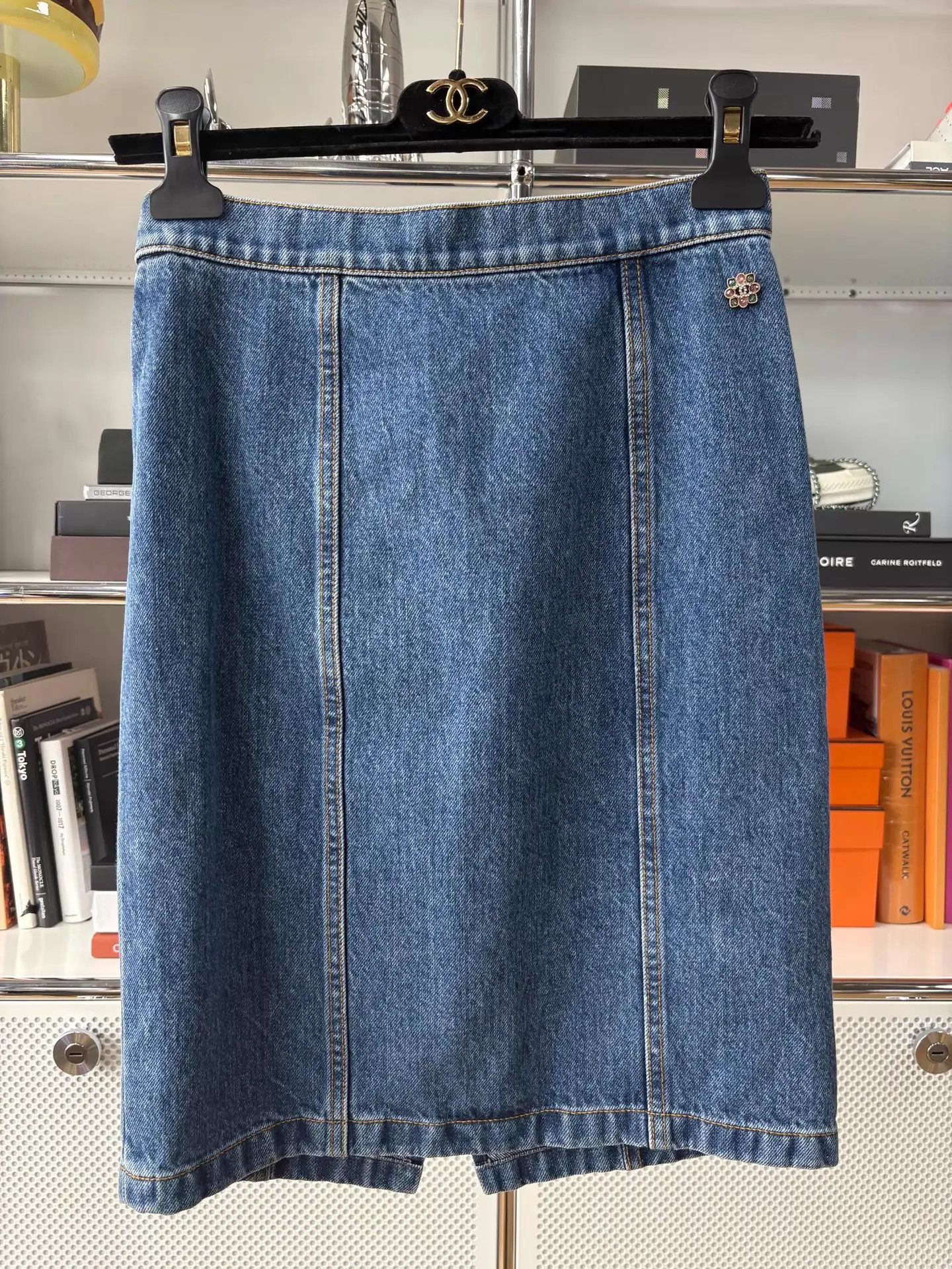 Chanel Chanel 22k Blue Crystal Buckle Denim Skirt 100% Cotton 34 Size 25" / US 0 / IT 36 - 1 Thumbnail