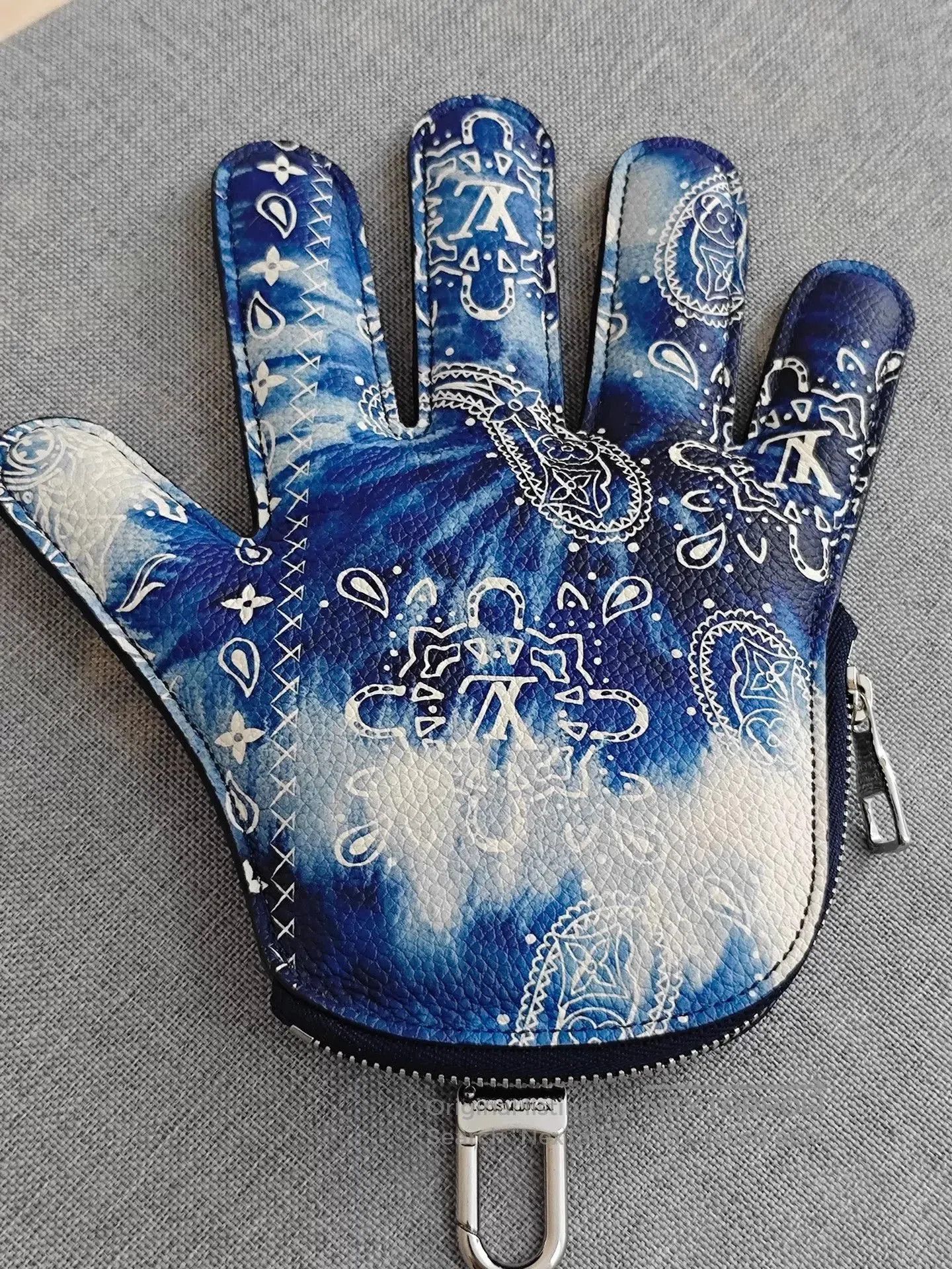 Louis Vuitton Louis Vuitton Blue Paisley Glove Pendant. Size ONE SIZE - 3 Thumbnail
