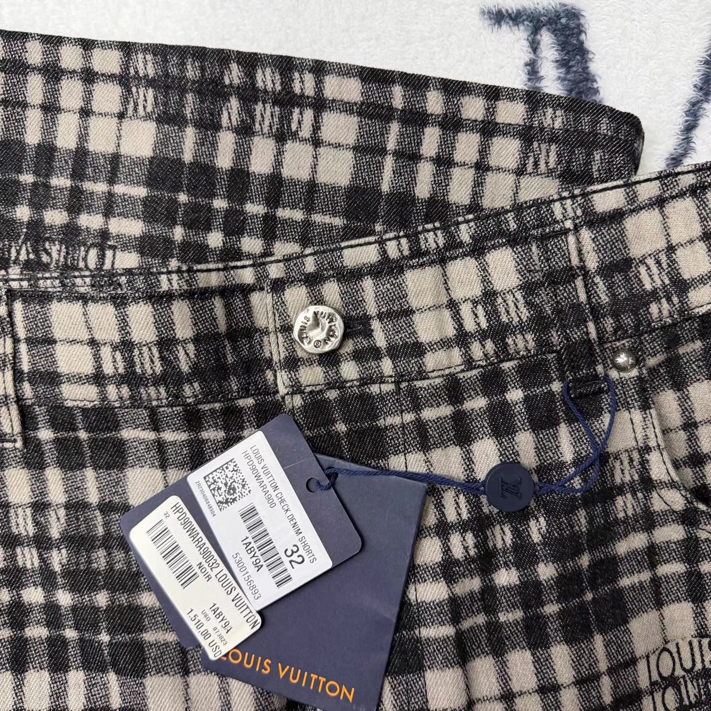 Louis Vuitton LV Black & White Damier All-Over Print Shorts Q10 Size XL / US 12-14 / IT 48-50 - 2 Thumbnail