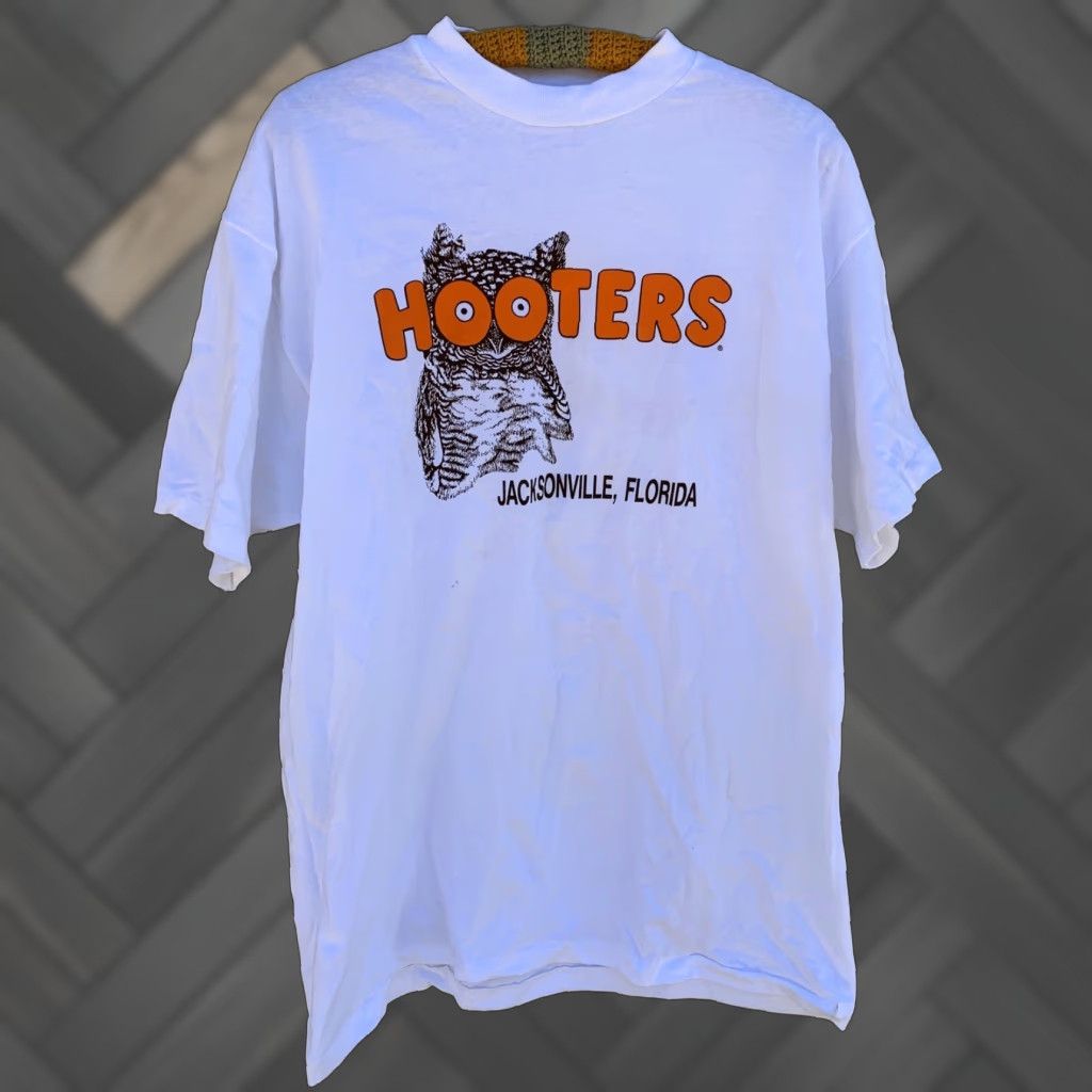 Hanes Vintage HOOTERS Jacksonville Florida T Shirt Delightfully Tacky Yet Unrefined L Mens White 1990s Graphic Tee Size US L / EU 52-54 / 3 - 1 Thumbnail