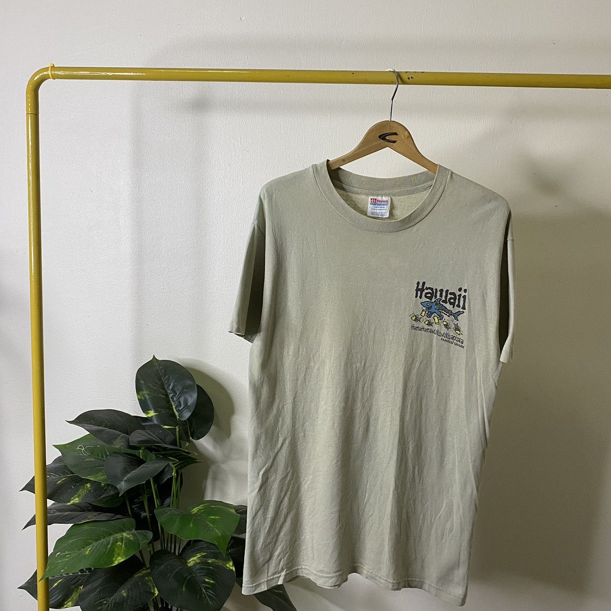 Vintage Vintage 1990s Hawaii Painted Shark Tee Size US M / EU 48-50 / 2 - 5 Thumbnail