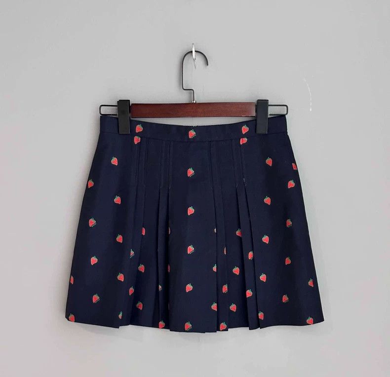 Gucci Gucci Size 12 Strawberry print skirt 2506-Nextarrow Size 22" - 1 Thumbnail