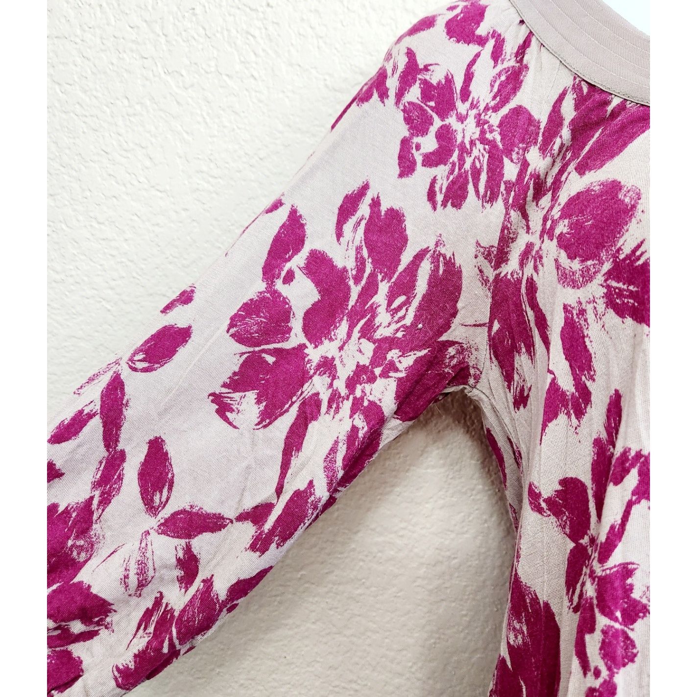 Other Elle Tan Fuchsia Floral Print Pleated Neckline Top XS Size XS / US 0-2 / IT 36-38 - 3 Thumbnail