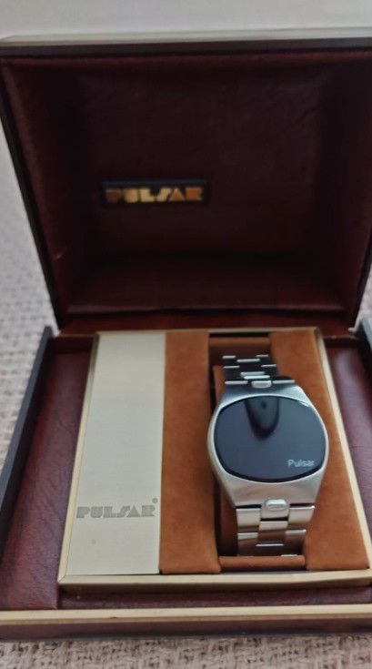 Vintage Pulsar Quartz Mens Watch in Silver