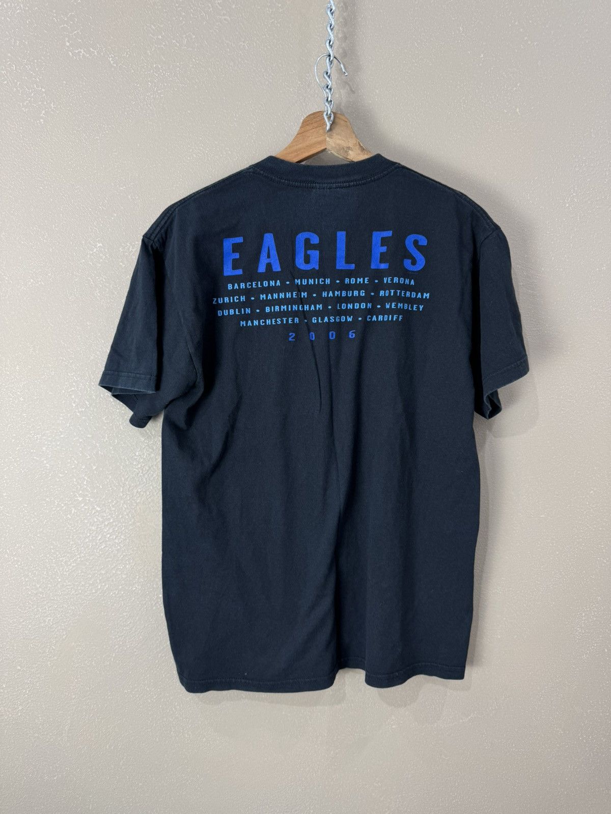 Band Tees Vintage 00s THE EAGLES Hotel California Band T Shirt (G-33) Size US M / EU 48-50 / 2 - 2 Thumbnail