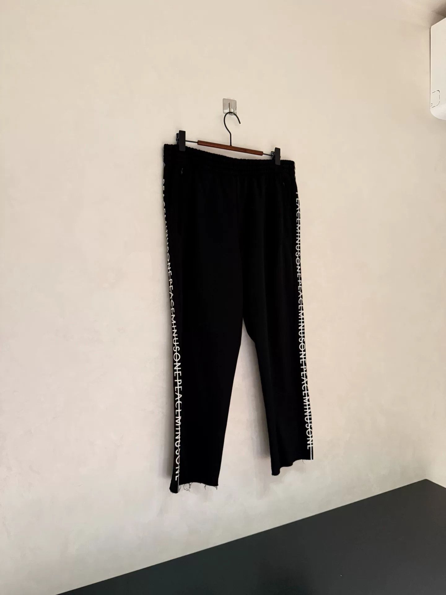 peaceminusone Peaceminusone Black Logo Sweatpants Size US 28 / EU 44 - 1 Thumbnail