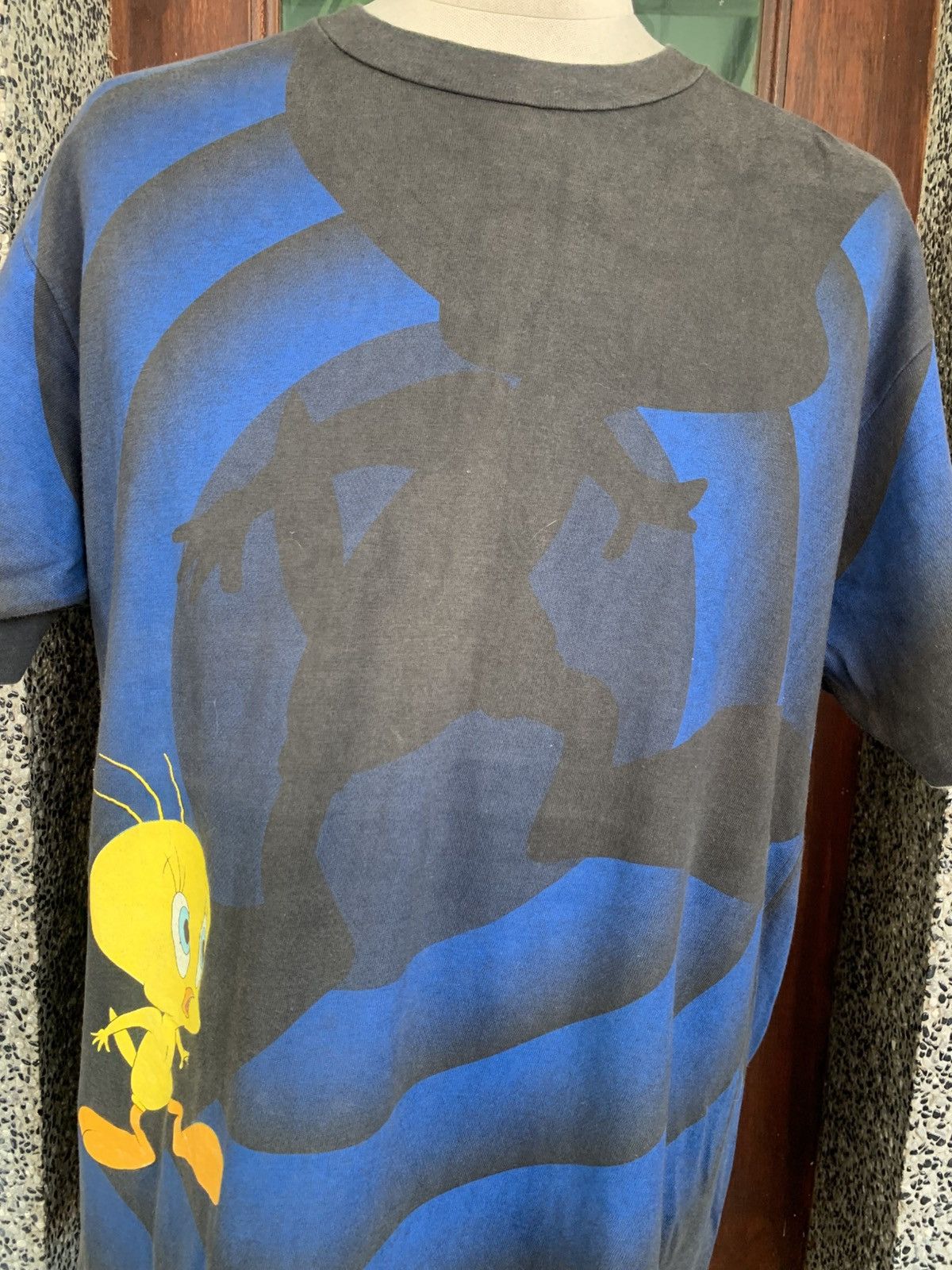 Vintage Vintage 90s Tweety Looney Tunes AOP Bulleyes T Shirt Size US L / EU 52-54 / 3 - 2 Thumbnail