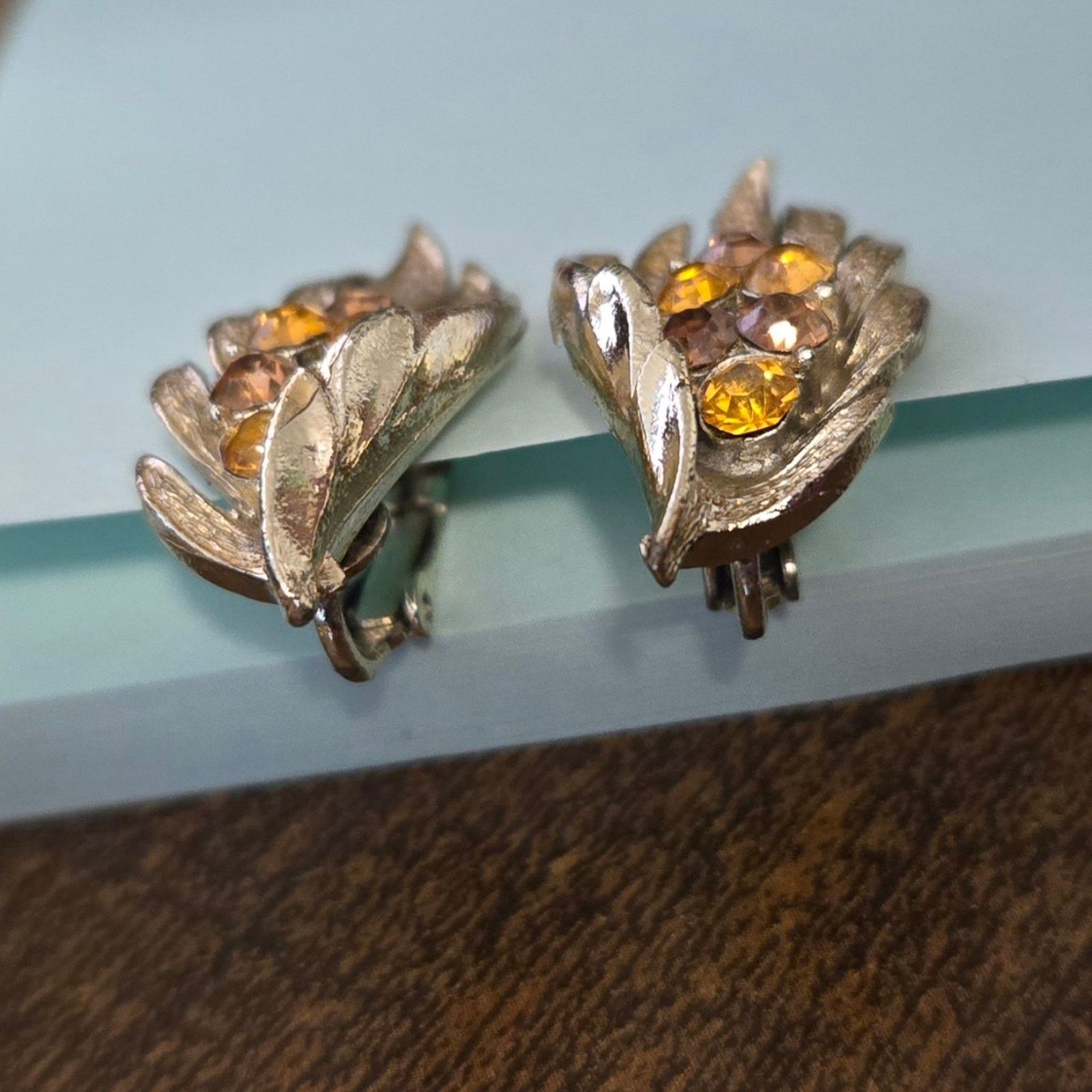 Pieces Uniques Vintage CORO Pegasus Signed Gold Leaf Clip-on Earrings Size ONE SIZE - 5 Thumbnail