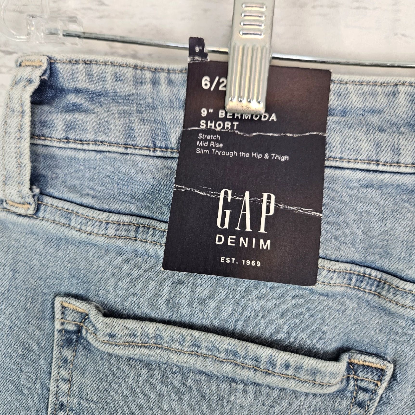 Gap Gap Women Denim Bermuda Shorts 6 Blue Light Wash Mid Rise 9" Inseam 11.5" Cotton Blend Denim Shorts Womens Bermuda Pants 2-3" Rise? Size 28" / US 6 / IT 42 - 4 Thumbnail