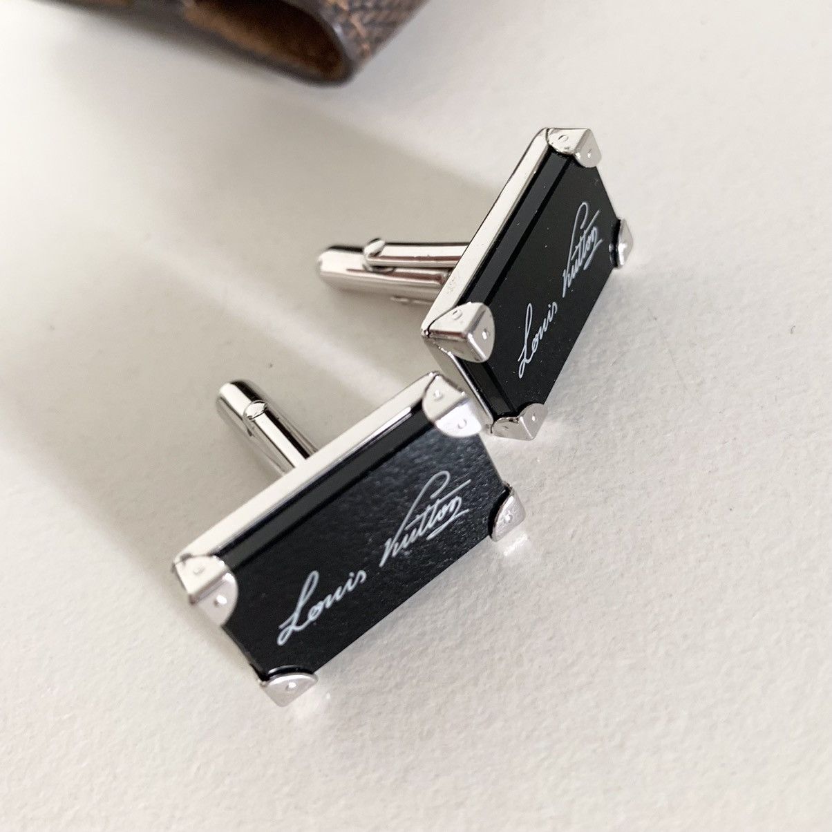 Louis Vuitton Louis Vuitton sterling silver trunk onyx cuff links in case Size ONE SIZE - 7 Thumbnail