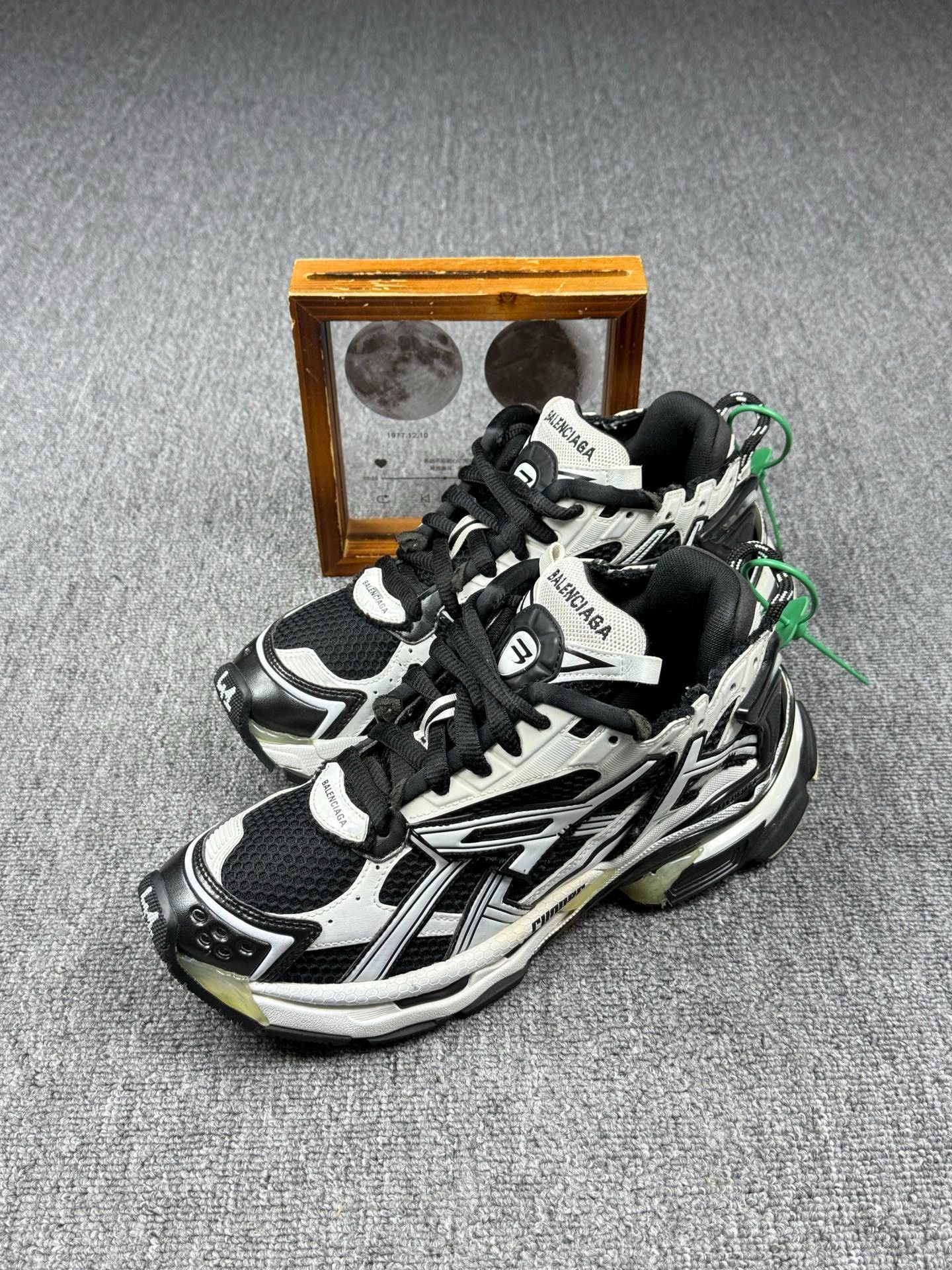 Balenciaga Balenciaga Running Black Lowtop Sneakers 8 Men Size US 8 / EU 41 - 1 Thumbnail