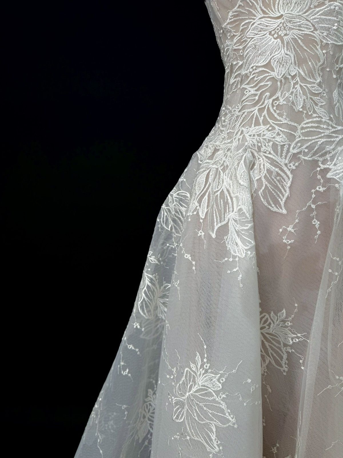 Preloved US 2-4 Anna Augusta Embroidery lace Bridal Gown