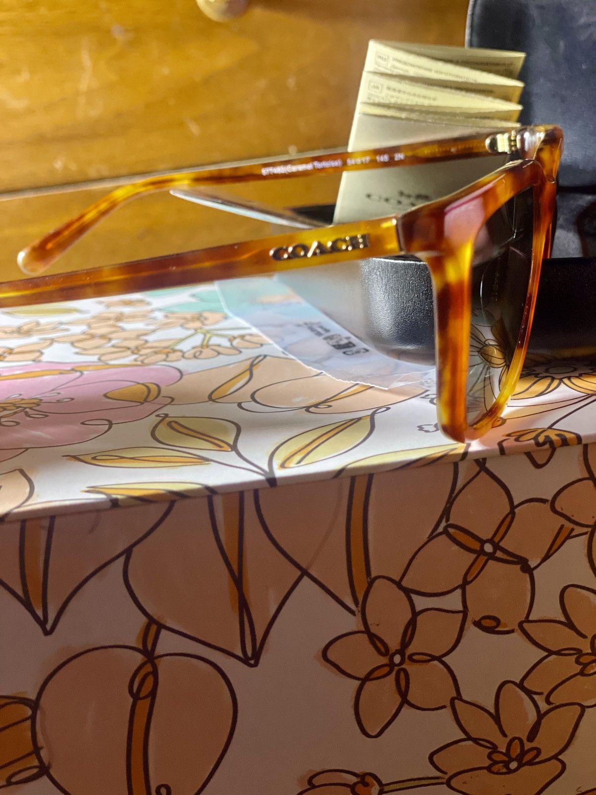 Coach Elegant tortoise shell sunglasses Includes a protective case Size ONE SIZE - 4 Thumbnail