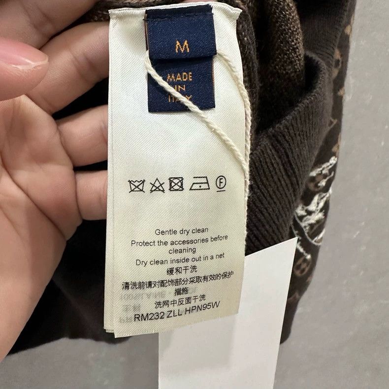 Louis Vuitton Louis Vuitton presbyopic full logo embroidered pattern swe Size US M / EU 48-50 / 2 - 4 Thumbnail