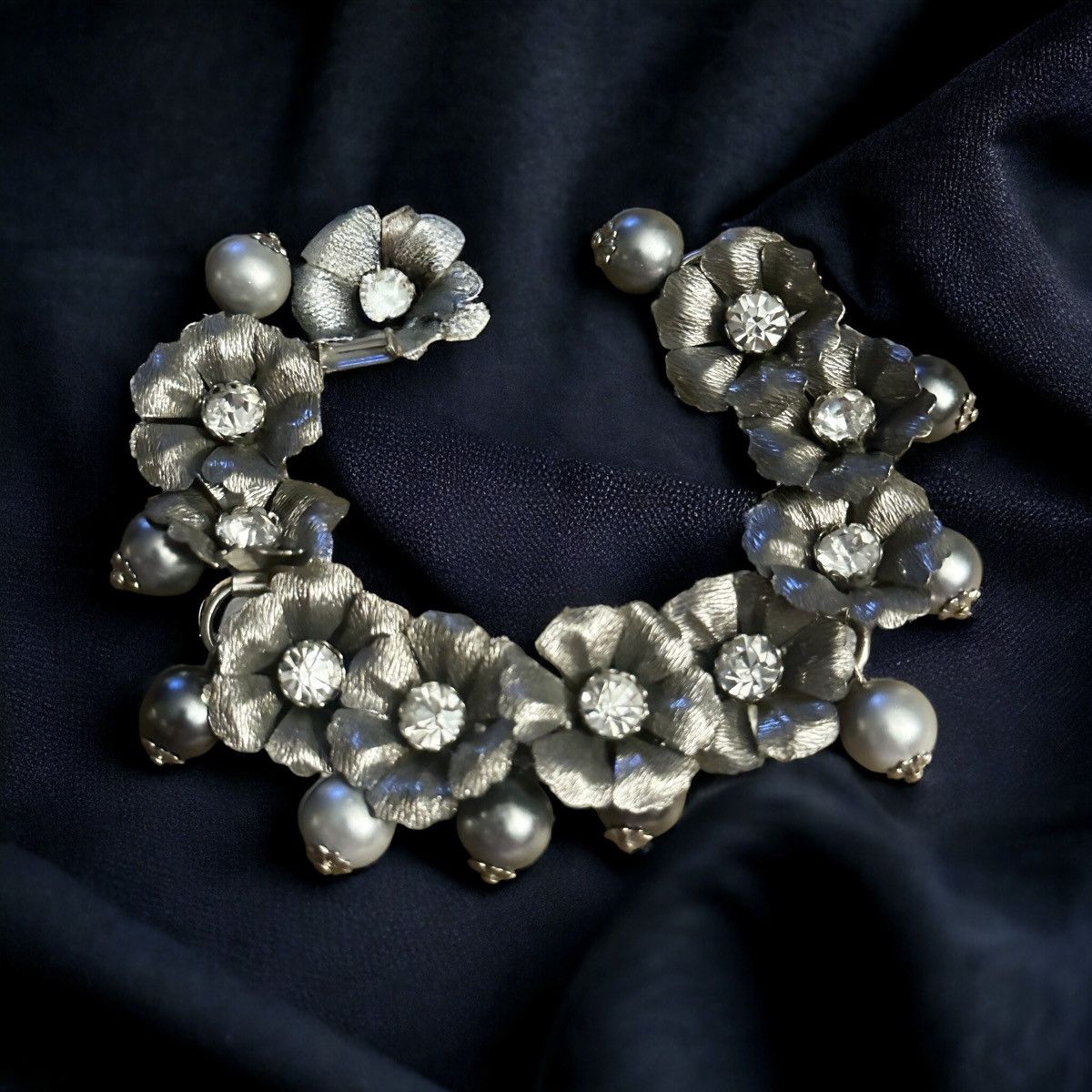 Vintage Vintage silver tone flower link bracelet with pearl dangles Size ONE SIZE - 1 Thumbnail