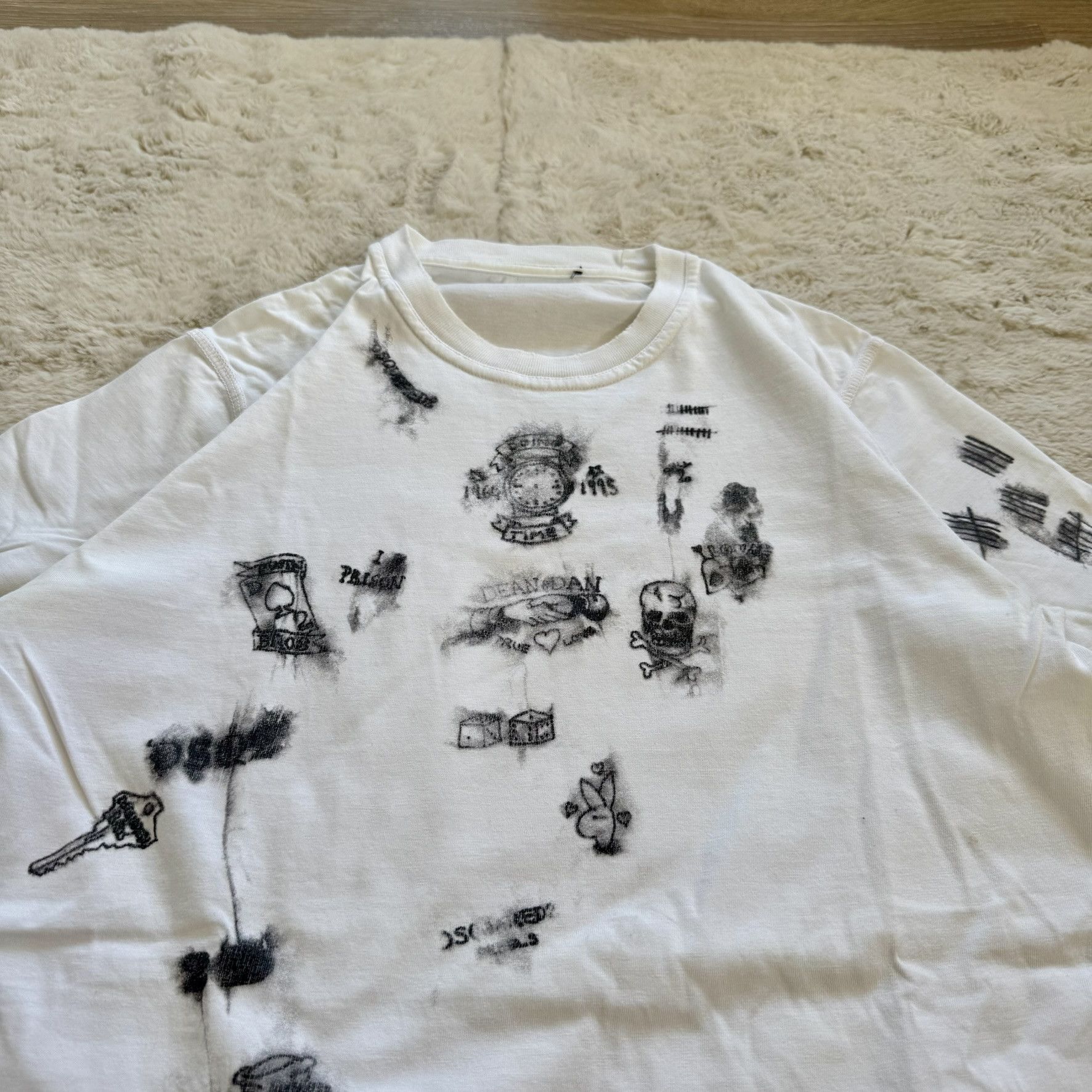 Dsquared2 Dsquared2 White Graphic Tee w/ Distressed Print – Size M Size US M / EU 48-50 / 2 - 3 Thumbnail