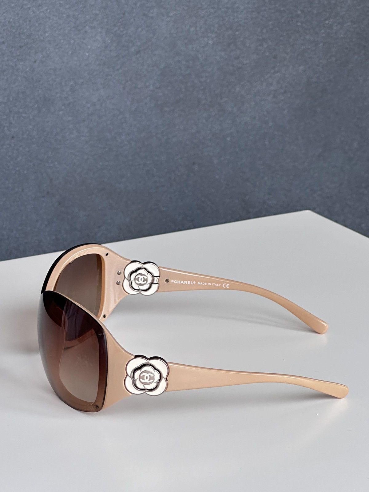 Chanel CHANEL Oval CC Camellia Logo Beige Sunglasses 6032 Size ONE SIZE - 2 Thumbnail