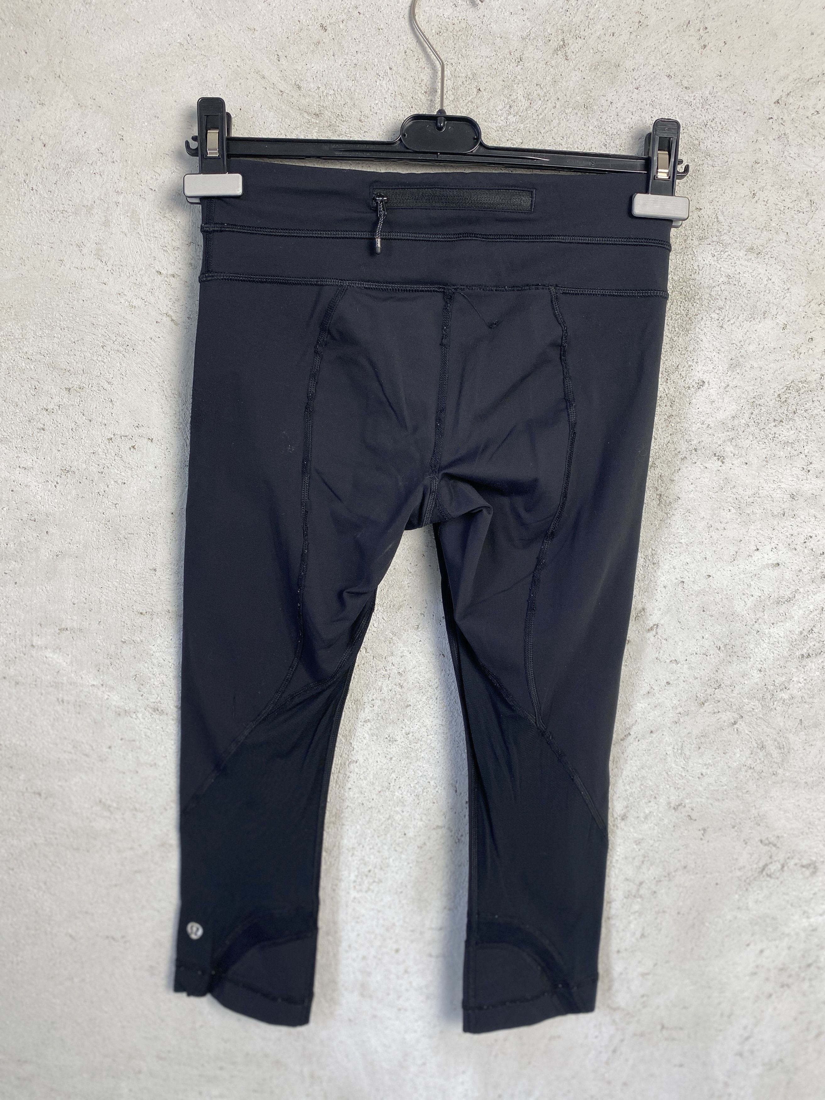 Lululemon Lululemon small logo capri leggings sport yoga Size 27" / US 4 / IT 40 - 1 Thumbnail
