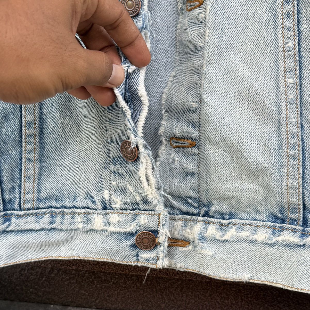 Levi's Vintage Levi’s Distressed Denim Light Wash Grunge Trucker Size US L / EU 52-54 / 3 - 12 Thumbnail