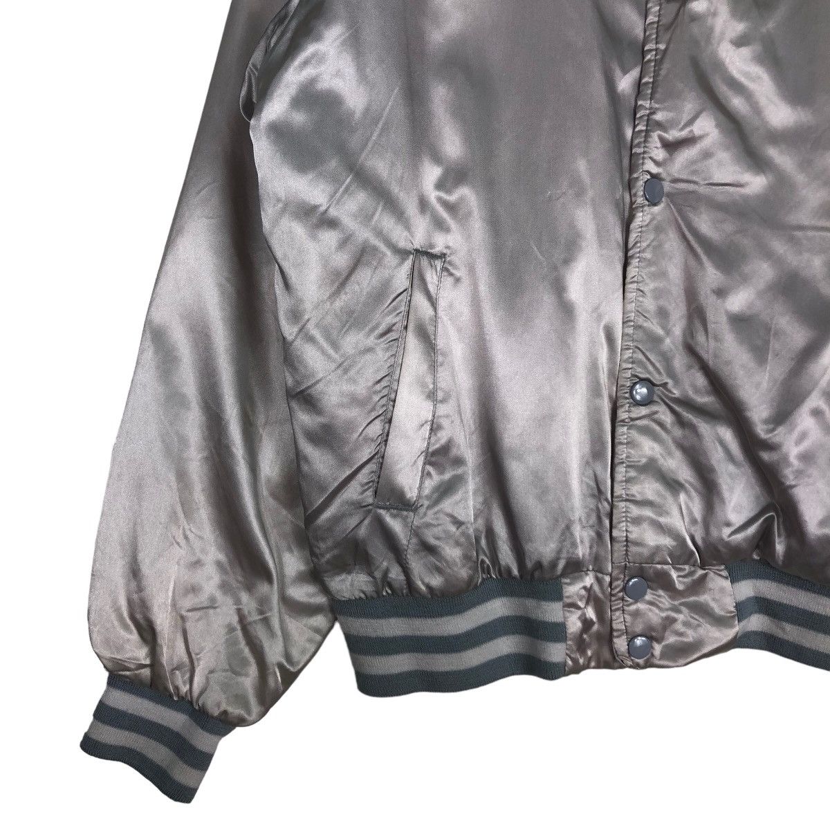 Japanese Brand 🔥Vtg Satin Bomber Jacket Chicago Big Logo Spell Out Size US L / EU 52-54 / 3 - 4 Thumbnail