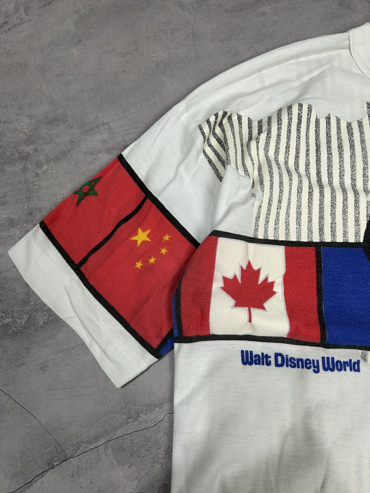 Disney Vintage 1982 Walt Disney World Epcot Center Flag T-shirt Size US XL / EU 56 / 4 - 5 Thumbnail