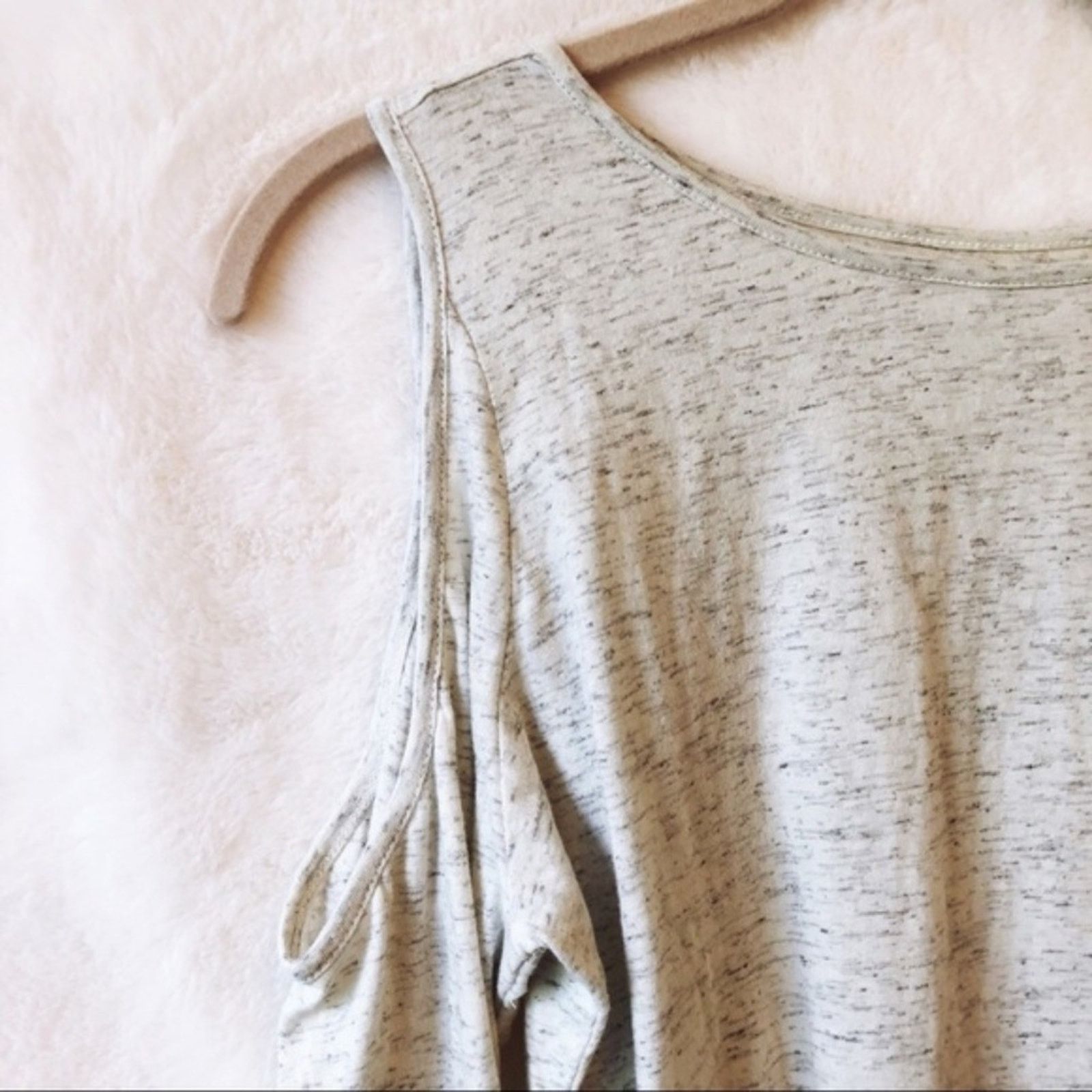 Loft LOFT Light Grey Cold Shoulder Bell Sleeve Top Size S / US 4 / IT 40 - 7 Thumbnail