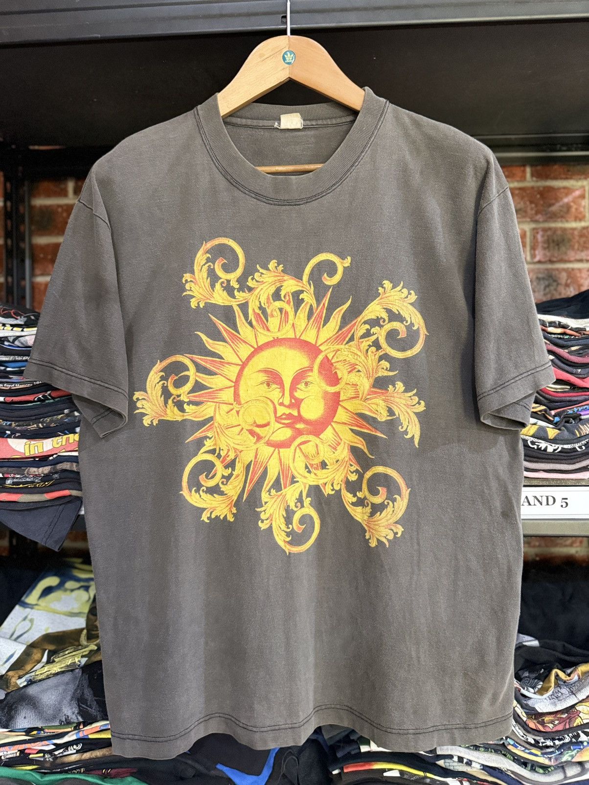 Vintage Thrashed Vintage 90s Gianni Versace Profume Sun Moon Faded T Size US L / EU 52-54 / 3 - 1 Thumbnail