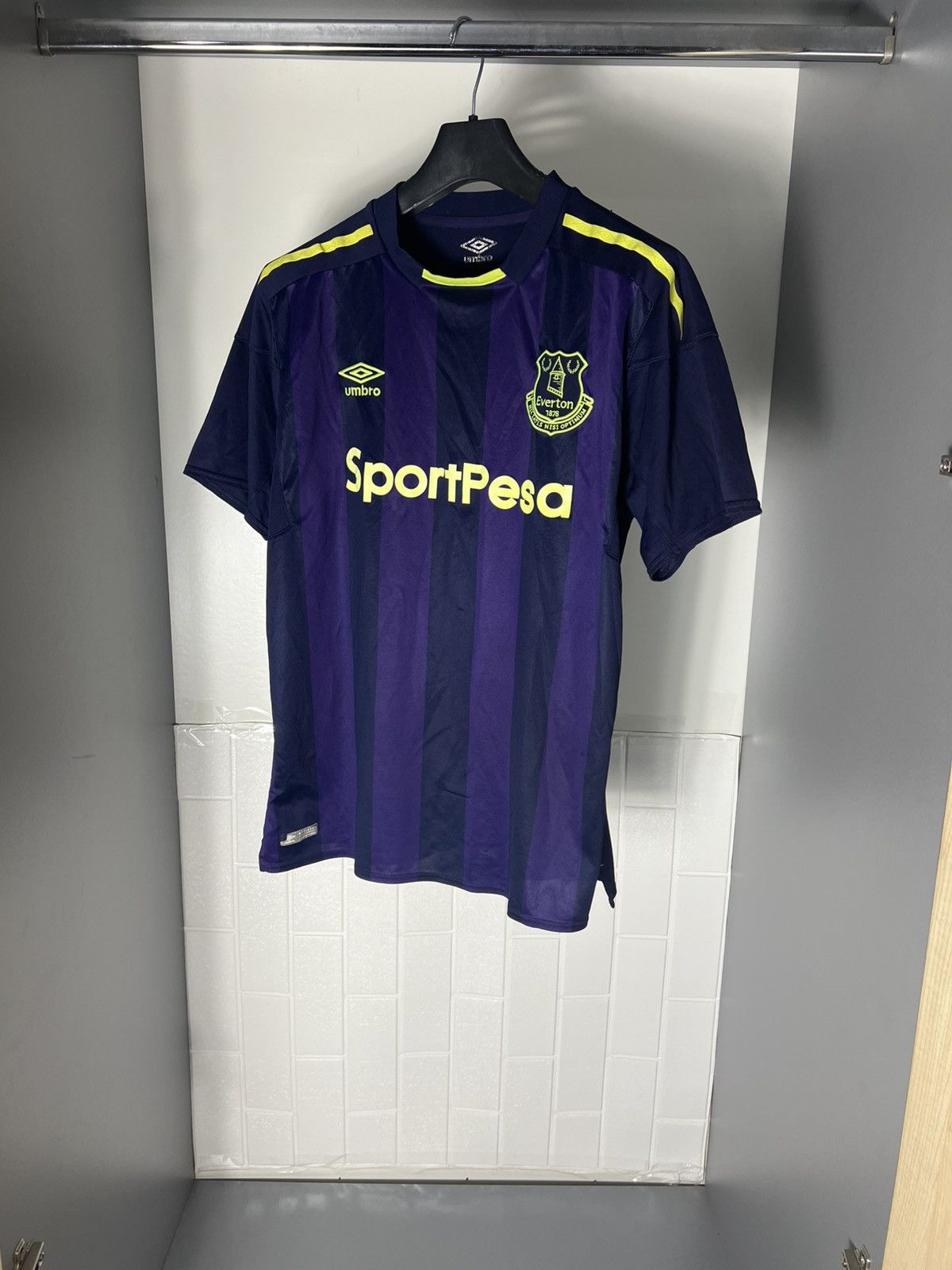 Umbro × Vintage VERY RARE UMBRO FC EVERTON ENGLAND SOCCER JERSEY BLOKECORE Size US M / EU 48-50 / 2 - 2 Thumbnail