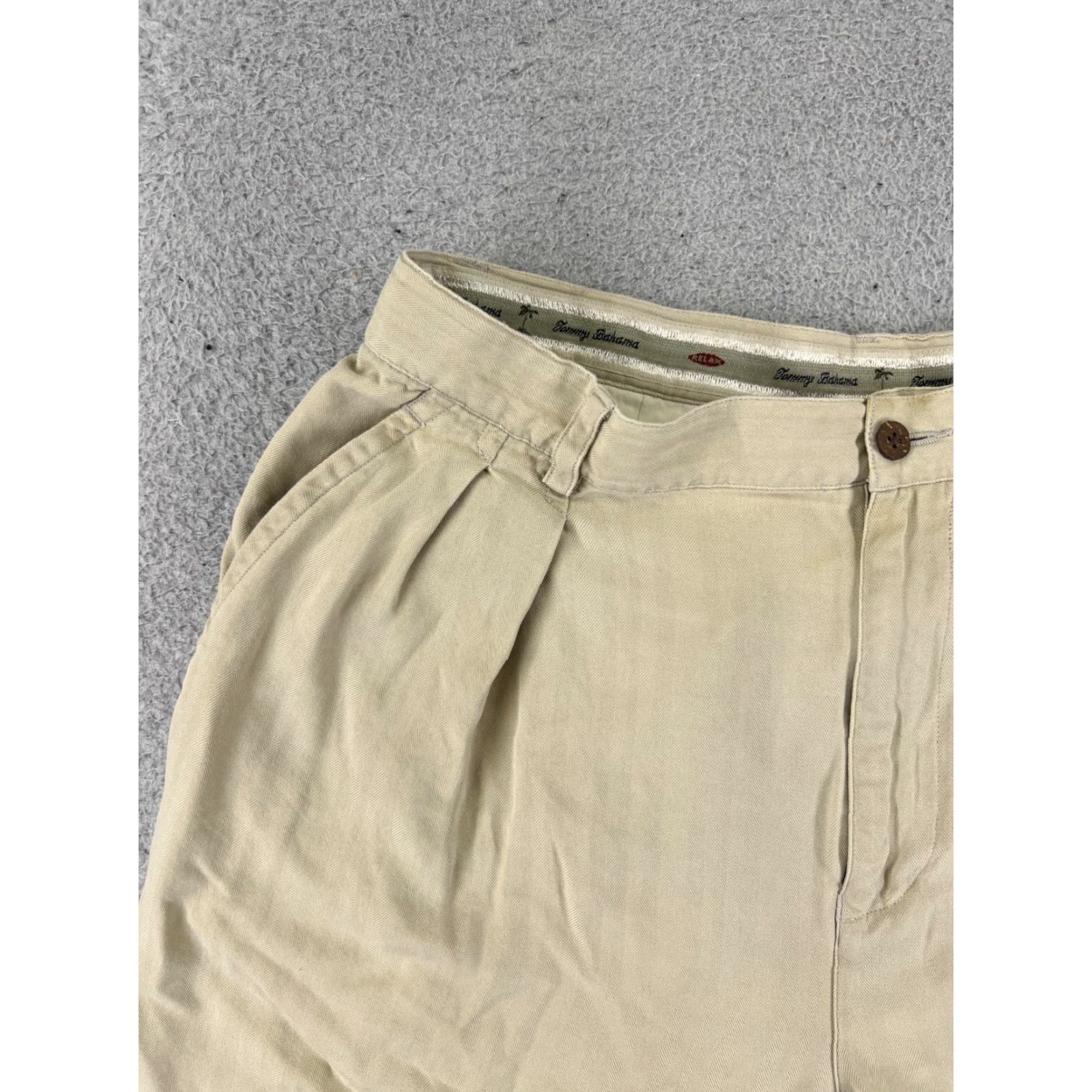 Tommy Bahama VINTAGE Tommy Bahama Bermuda Shorts Men 34 Beige 100% Silk Pleated Herringbone Easy Care Quick Dry Aloha Beach Mens Size US 34 / EU 50 - 4 Thumbnail