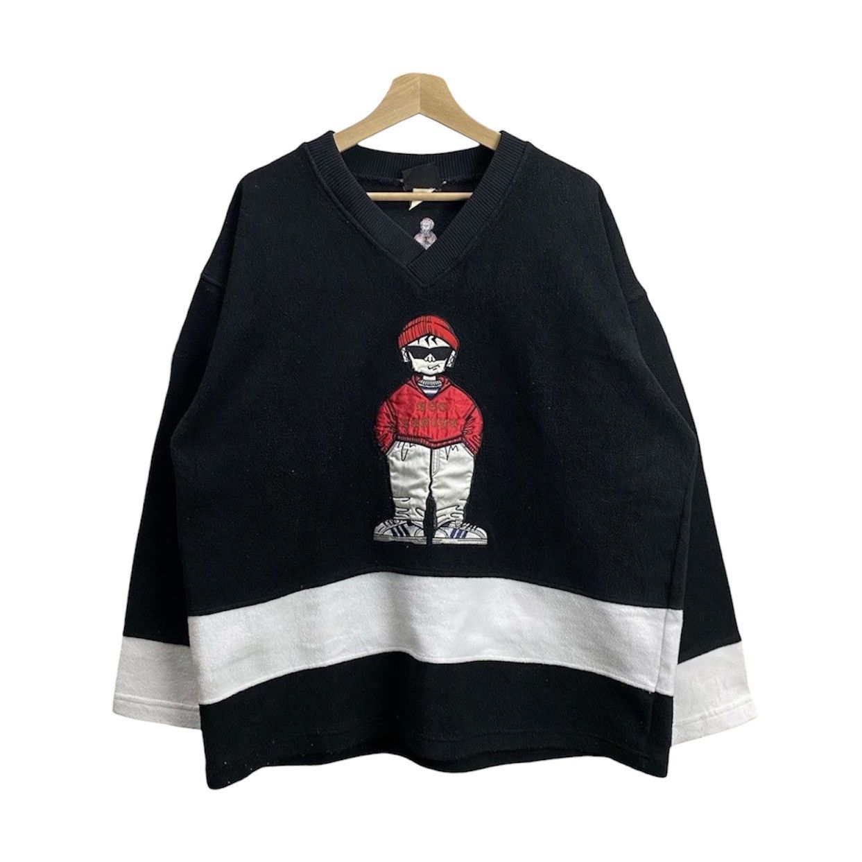 Rap Tees Vintage 90s Y2K Hip Hop Graphic Embroidered VNeck Sweatshirt Size US L / EU 52-54 / 3 - 1 Thumbnail