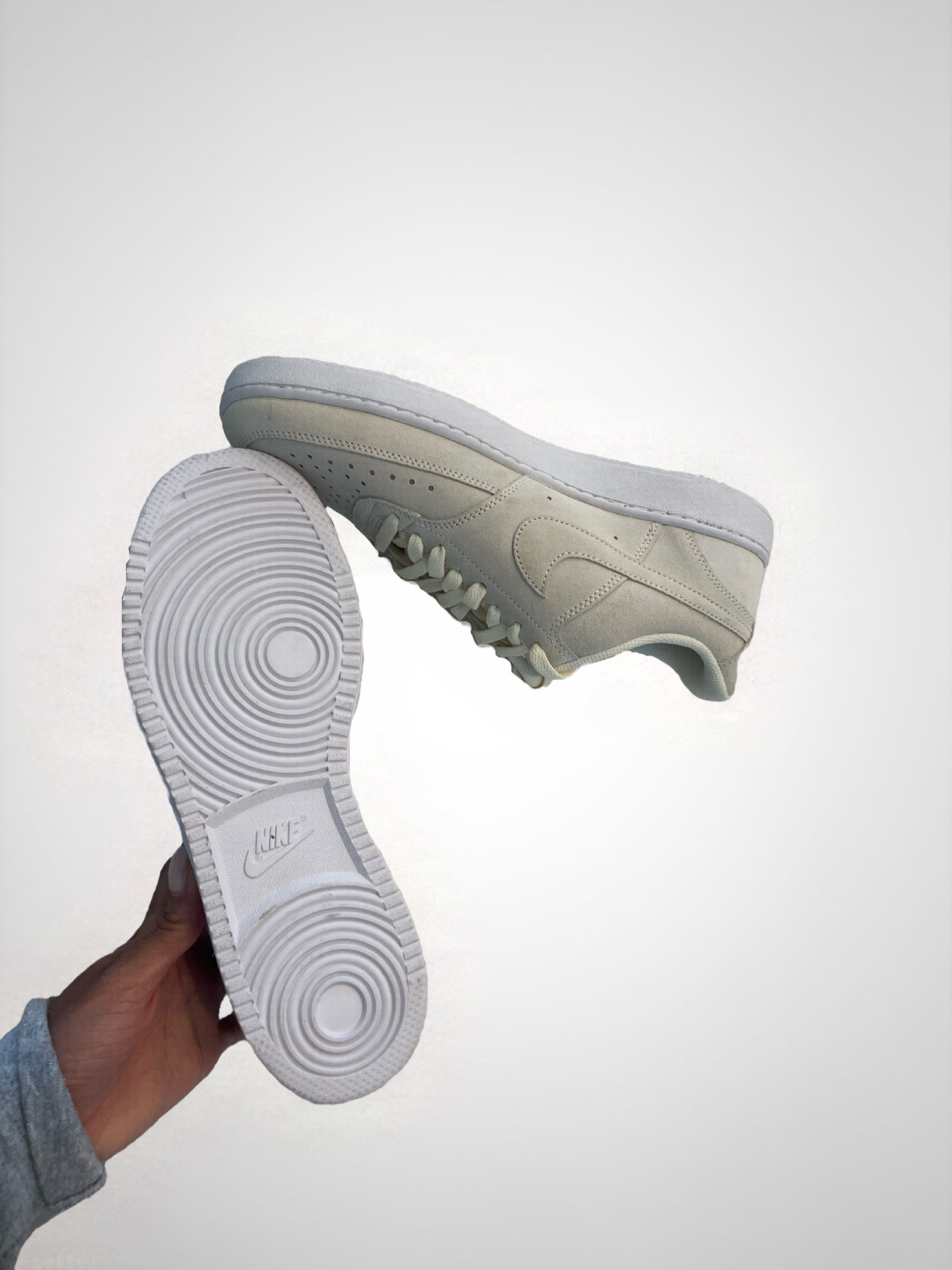 Nike BRAND NEW NEVER WORN UNISEX (wmns) Nike cloth low top Size US 11 / IT 41 - 1 Thumbnail