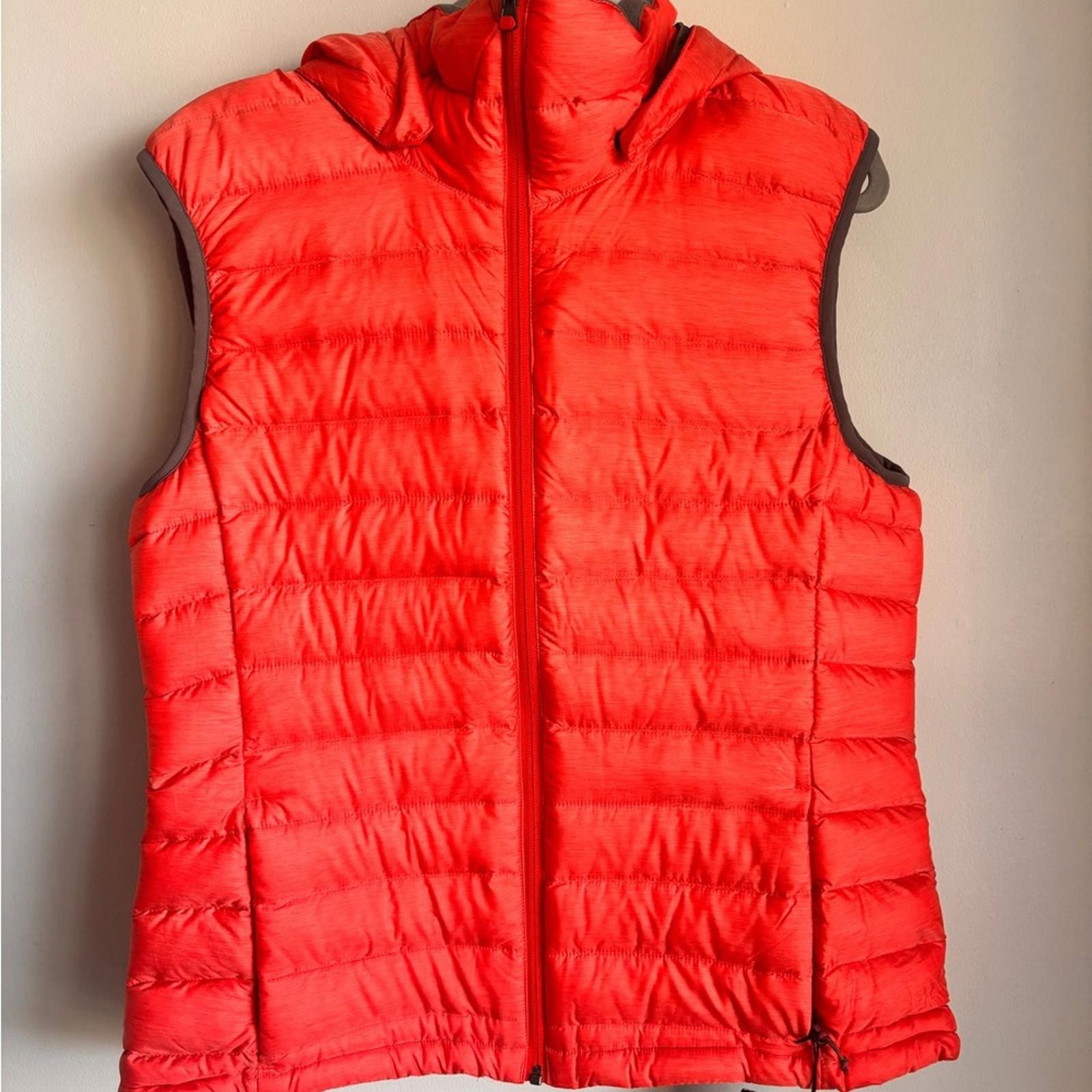 Burton AK BURTON Red Hooded Puffer Vest Size XL / US 12-14 / IT 48-50 - 2 Thumbnail