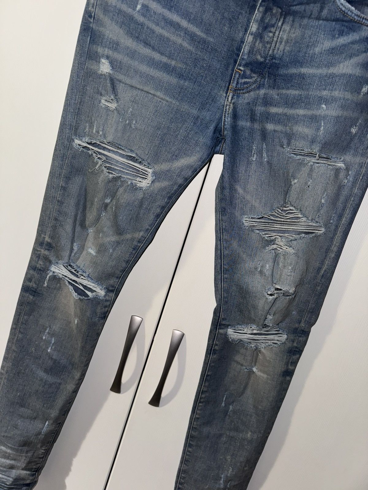 AMIRI BLUE DISTRESSED JEANS