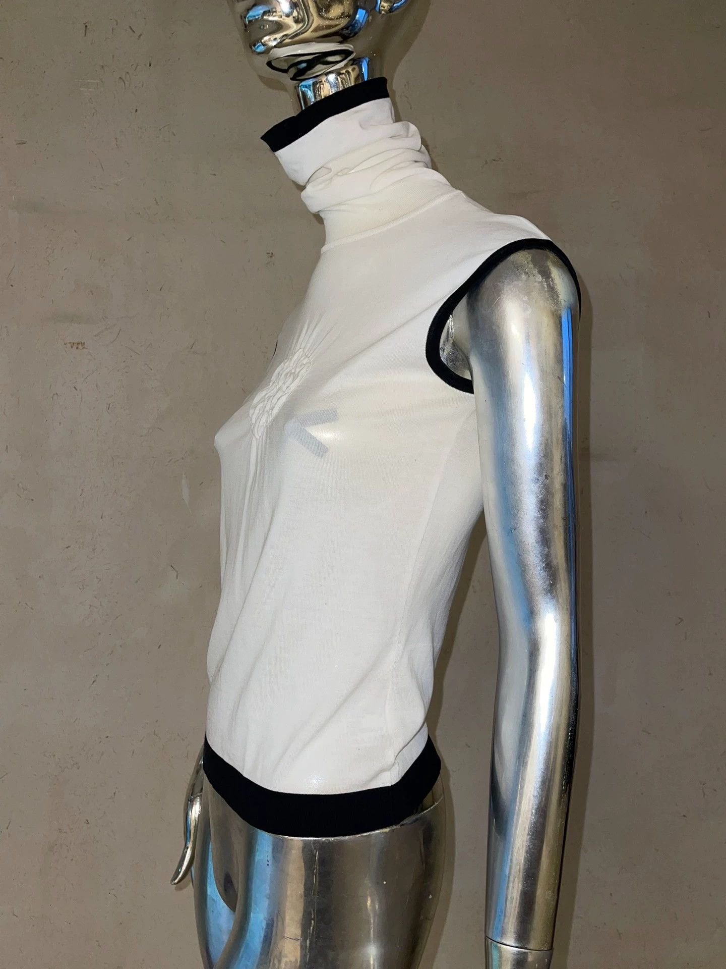 Chanel Chanel Vintage B&W Camellia Sleeveless Turtleneck Knit Top Size S / US 4 / IT 40 - 5 Thumbnail