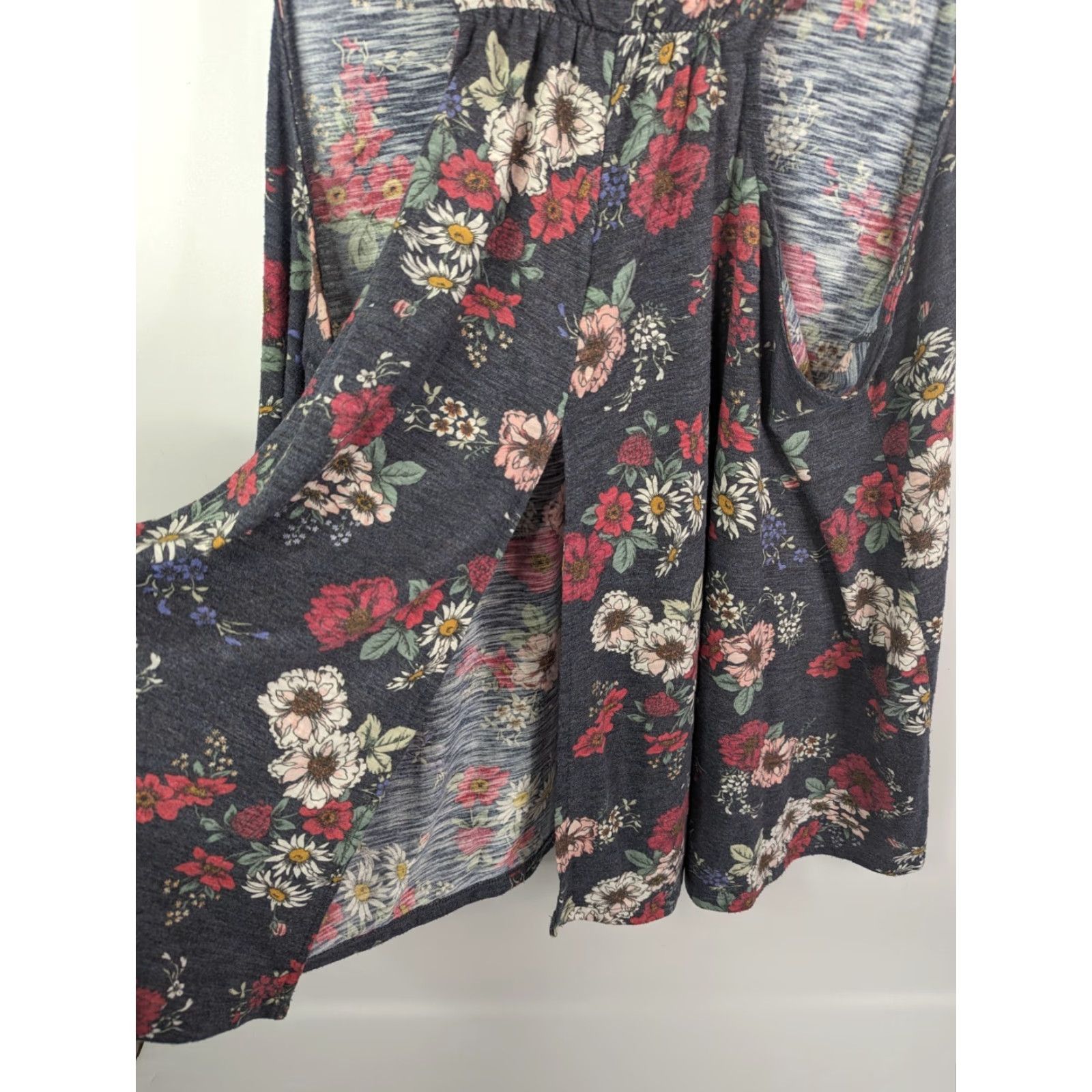 Torrid Torrid Floral Sleeveless V-Neck Blouse Tank Tunic Top Slit Back Multicolor 2 Plus Size Womens Size XS / US 0-2 / IT 36-38 - 3 Thumbnail