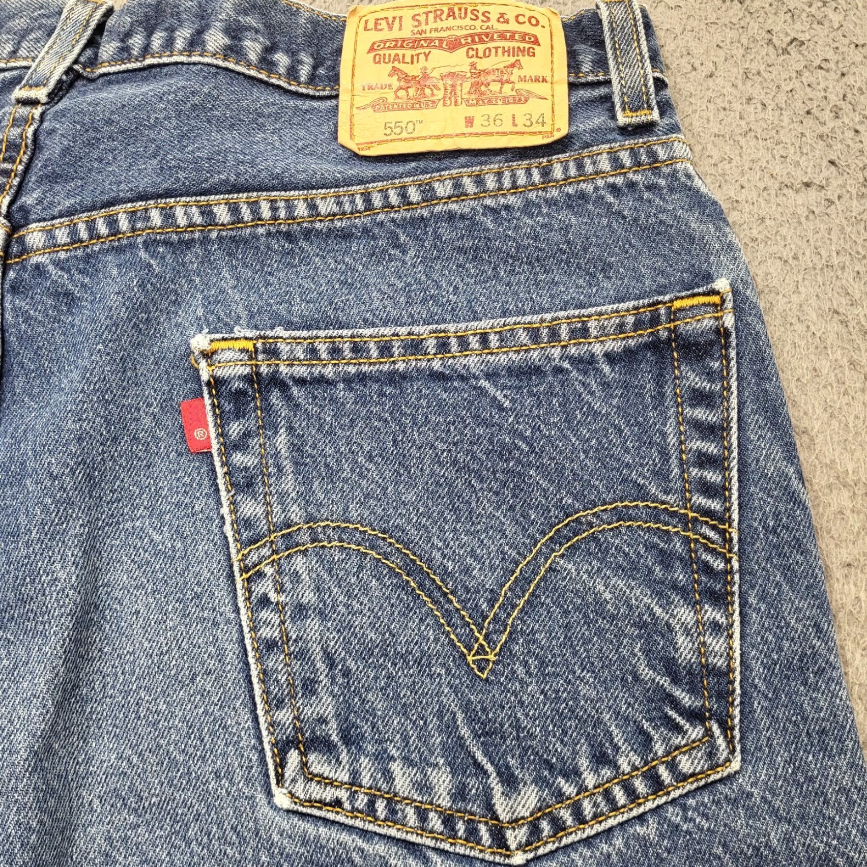 Levi's VINTAGE Levi's 550 Jeans Mens 36x34 Blue Denim Relaxed Fit Straight Leg 2004 Y2K USA Mens Size US 36 / EU 52 - 4 Thumbnail