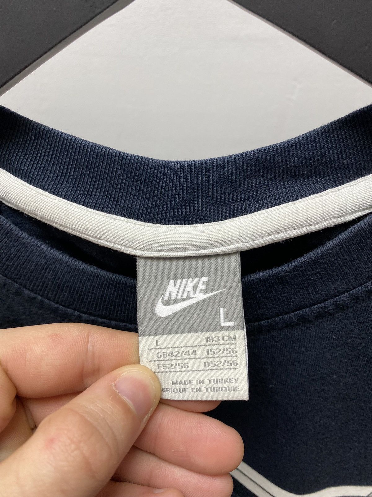 Vintage Vintage 90s Nike Centre Logo T Shirt Size US L / EU 52-54 / 3 - 19 Thumbnail