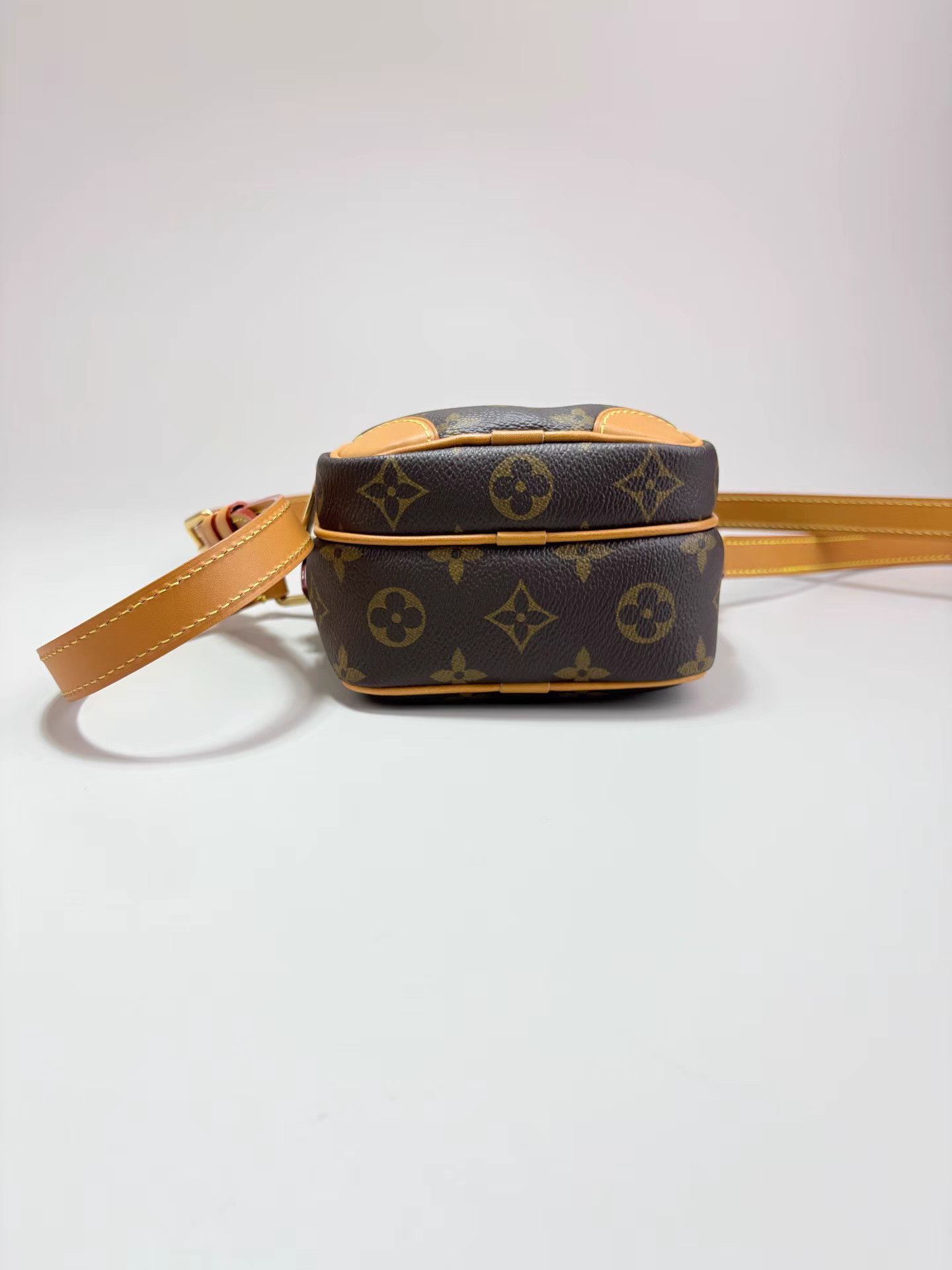 Louis Vuitton LOUIS VUITTON Amazone Monogram Double-Zip Camera Bag K1 Size ONE SIZE - 5 Thumbnail