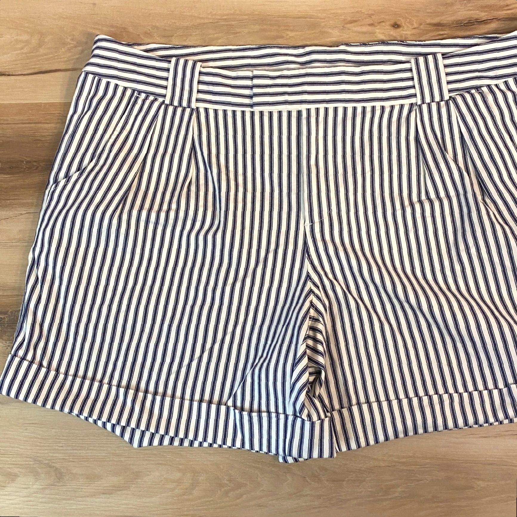 Lands' End Lands' End Womens 20W Striped Pleated Tailored Shorts Navy White Classic Short Size 42" / US 20 - 2 Thumbnail