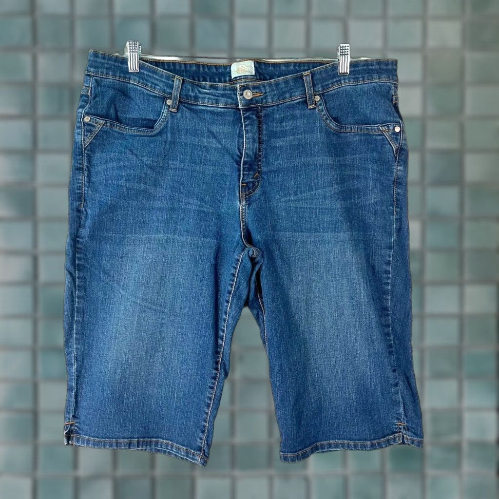 Levi's VINTAGE Levis San Francisco Womens Mid Rise Straight Blue Denim Bermuda Shorts 24 Size 42" / US 20 - 1 Thumbnail