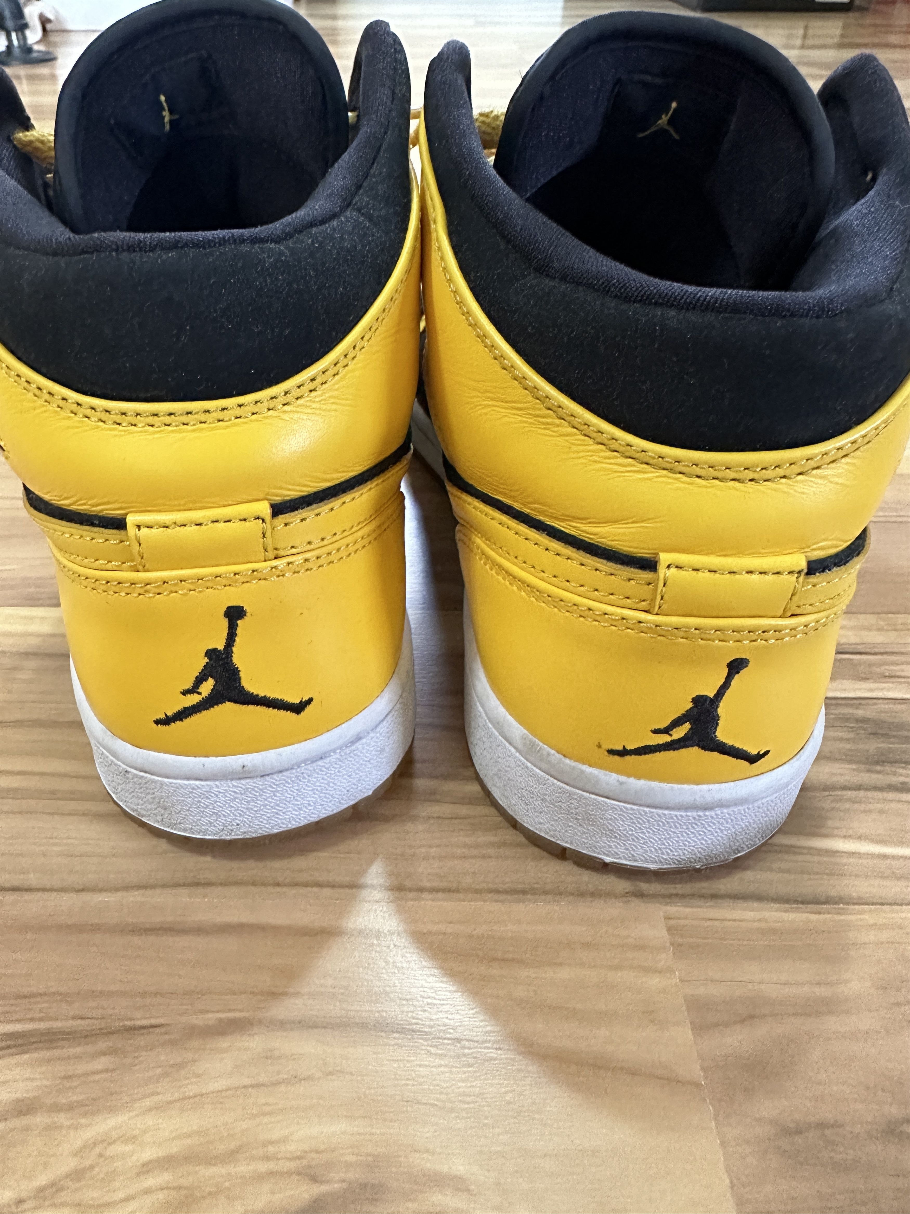 Jordan Brand Jordan 1 Mid "New Love" Size 10 Size US 10 / EU 43 - 5 Thumbnail