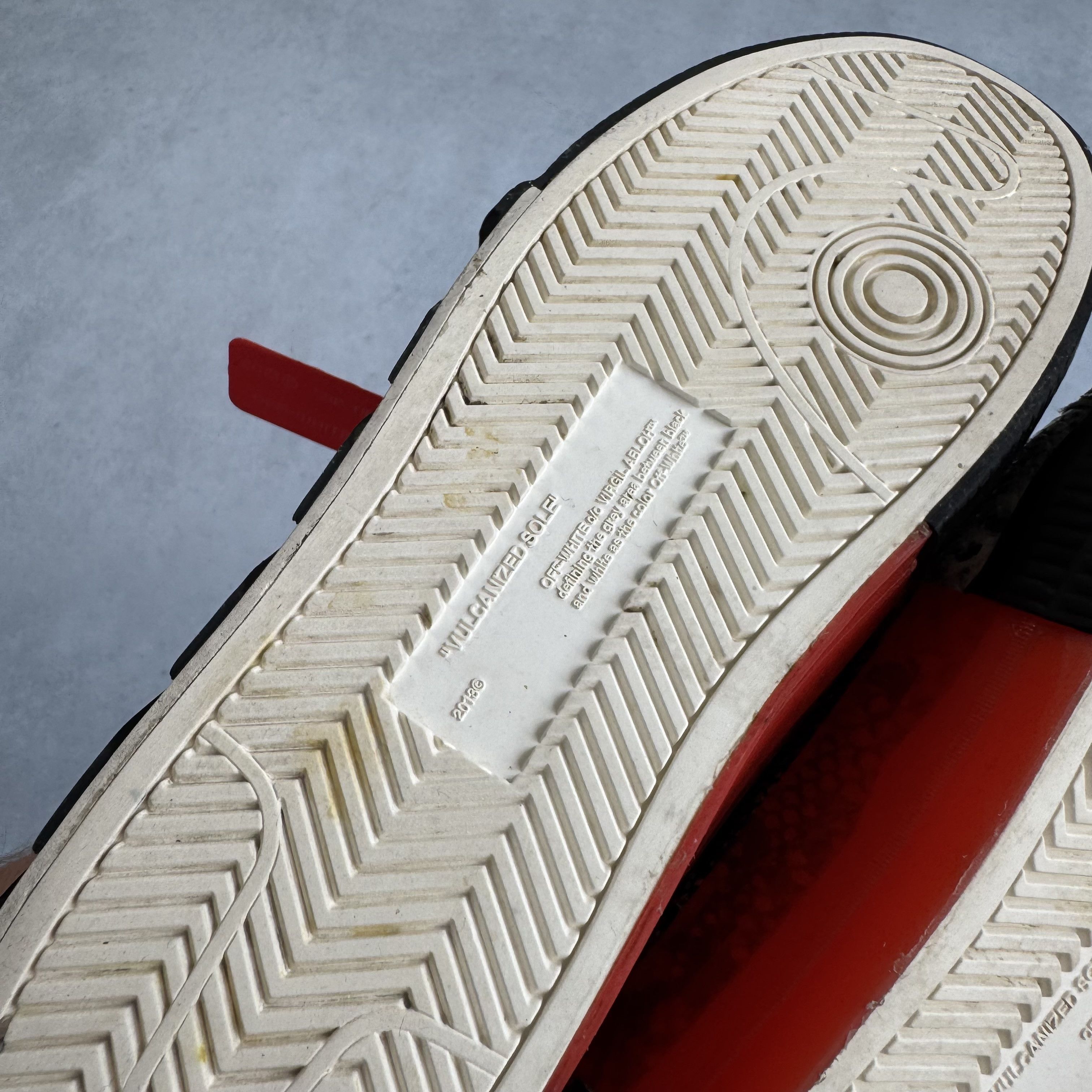 Off-White Off-White c/o Virgil Abloh New Arrow Vulcanized Low Sneakers Size US 9.5 / IT 39.5 - 12 Thumbnail