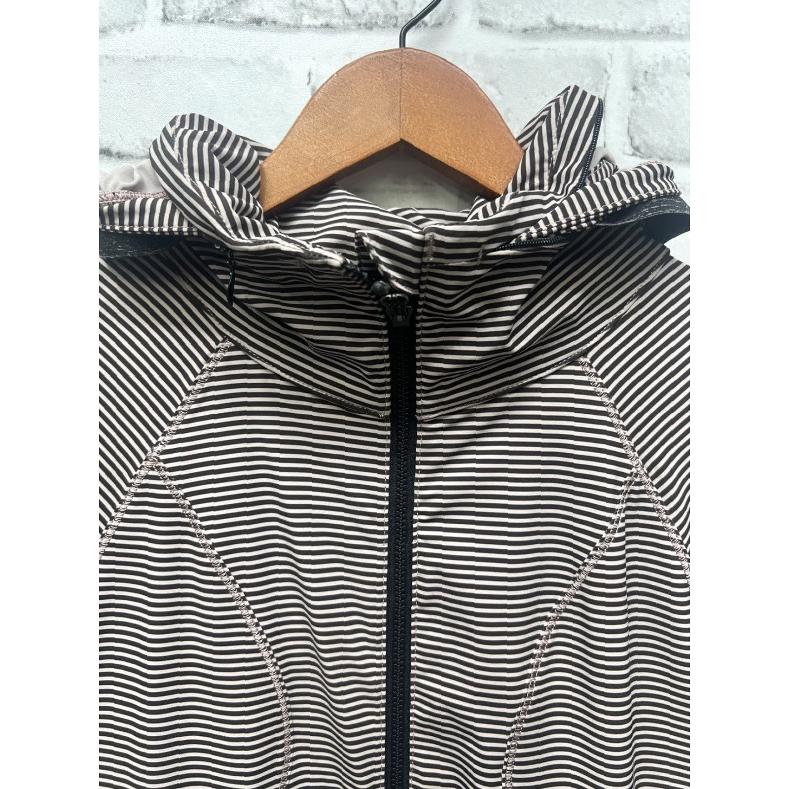 Lululemon Lululemon Women’s Striped Hooded Athletic Jacket Pink/Black Sz 4 - Women's Activewear Jacket Size S / US 4 / IT 40 - 2 Thumbnail