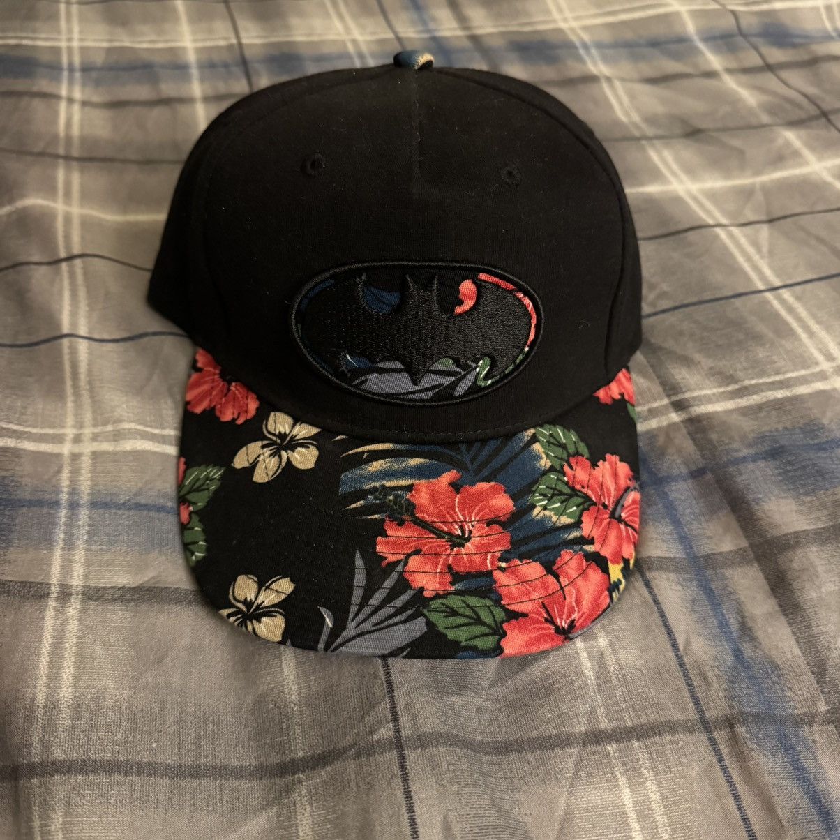 DC Comics Batman Floral SnapBack Six Flags New England Size ONE SIZE - 1 Thumbnail
