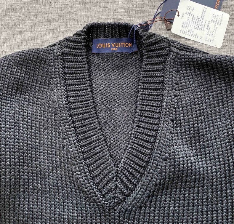 Louis Vuitton Louis Vuitton Sweater with Large Logo Design -2505 Size US S / EU 44-46 / 1 - 3 Thumbnail