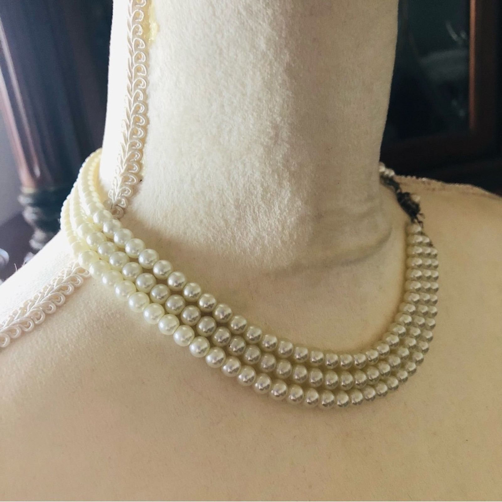Vintage Vintage Feinberg triple strand white glass pearl necklace Size ONE SIZE - 3 Thumbnail
