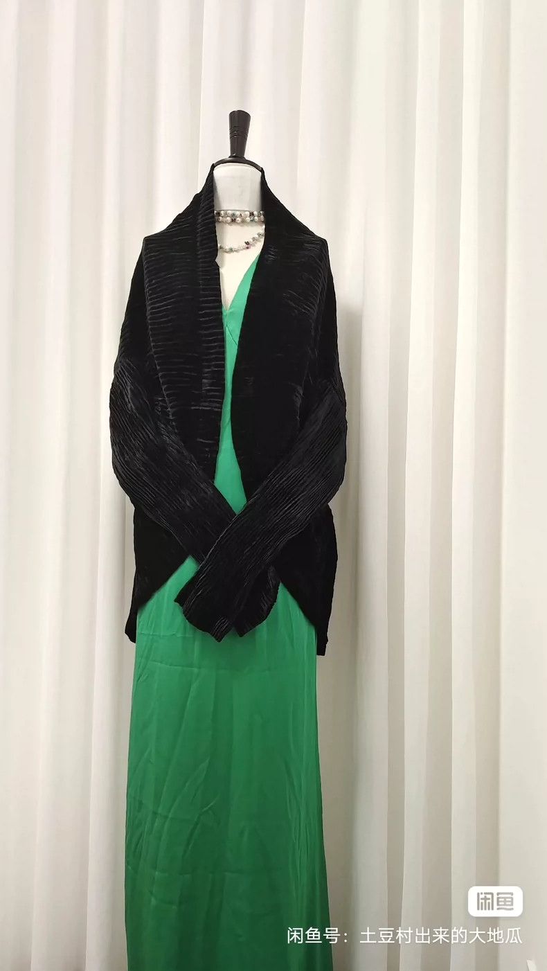 Issey Miyake Issey Miyake A vintage velvet pleated jacket with a black Size M / US 6-8 / IT 42-44 - 3 Thumbnail