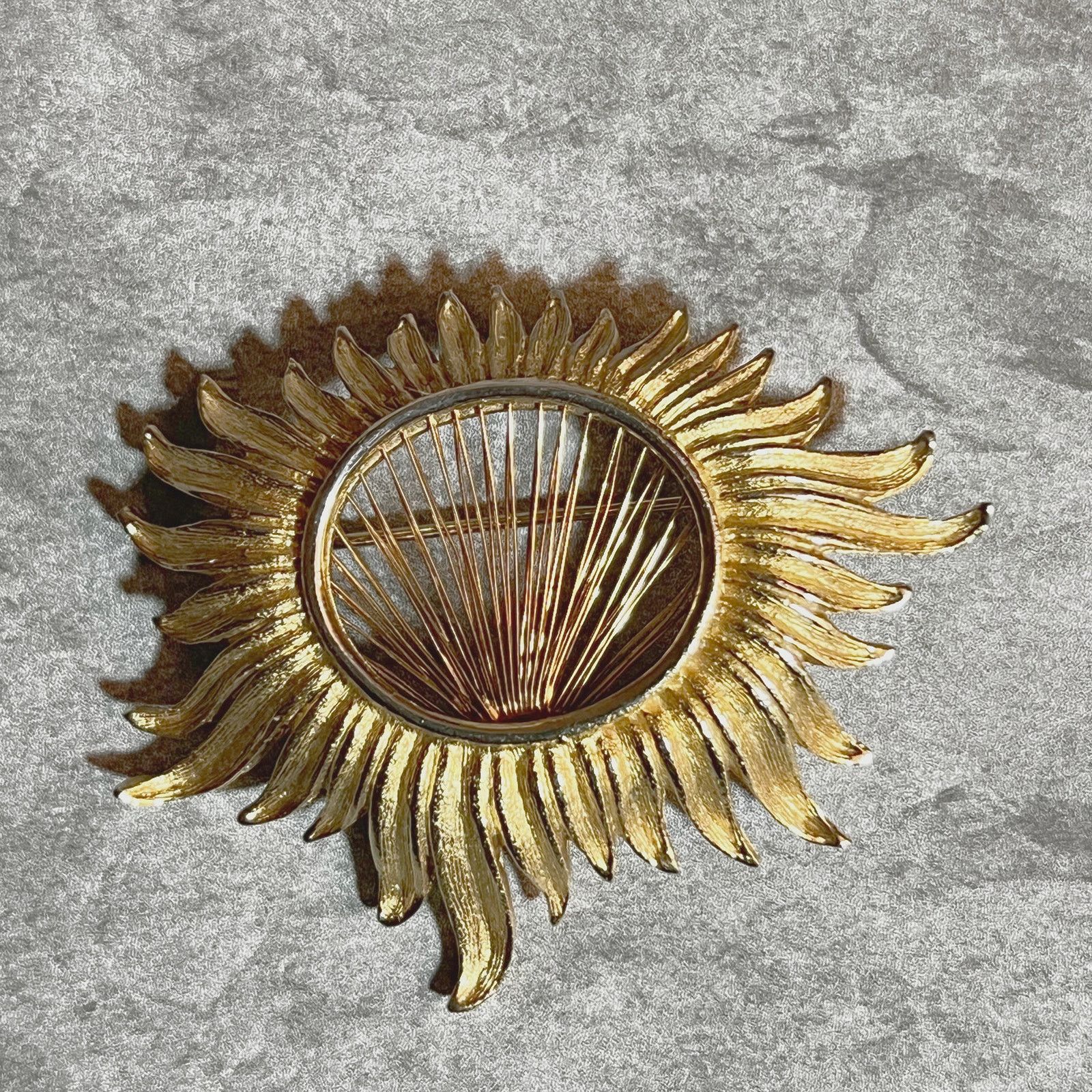 Vintage Vintage c1980 Kramer Retro Gold-Tone Sunflower Brooch Pin Size ONE SIZE - 1 Thumbnail