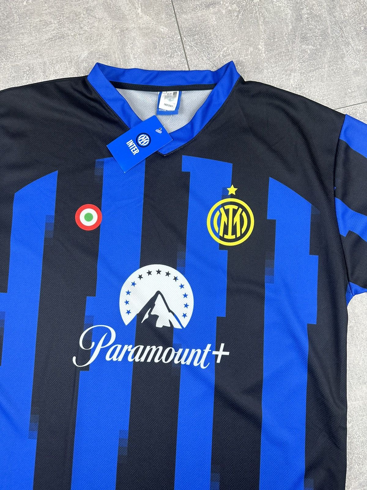 Gildan New Inter Milan Retro Merchandise Soccer Jersey Size US M / EU 48-50 / 2 - 3 Thumbnail